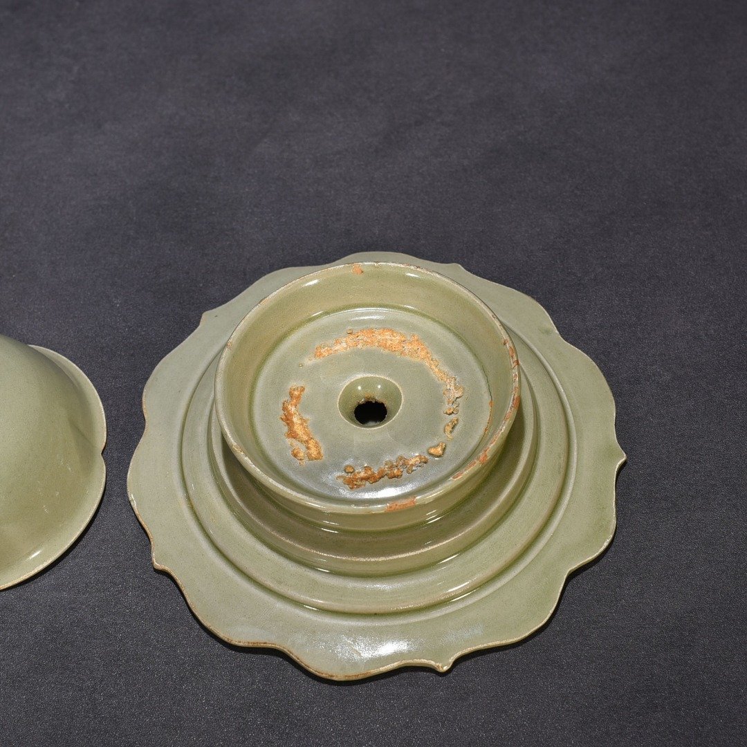 Five Dynasties secret color Yue kiln carved flower cup holder