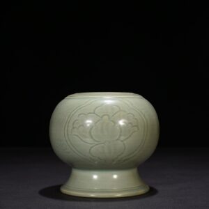 Five Dynasties secret color Yue kiln carved foot wash