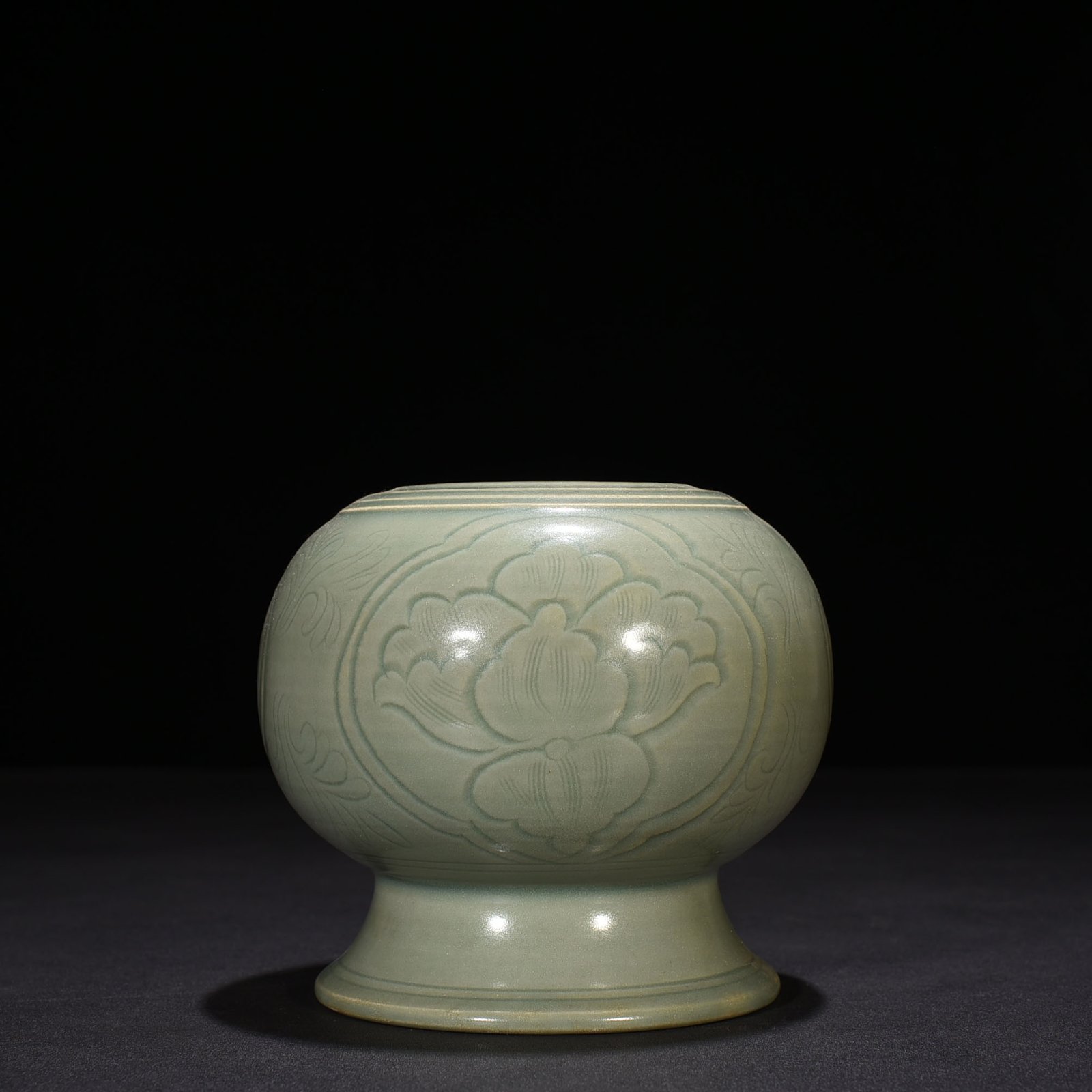 Five Dynasties secret color Yue kiln carved foot wash