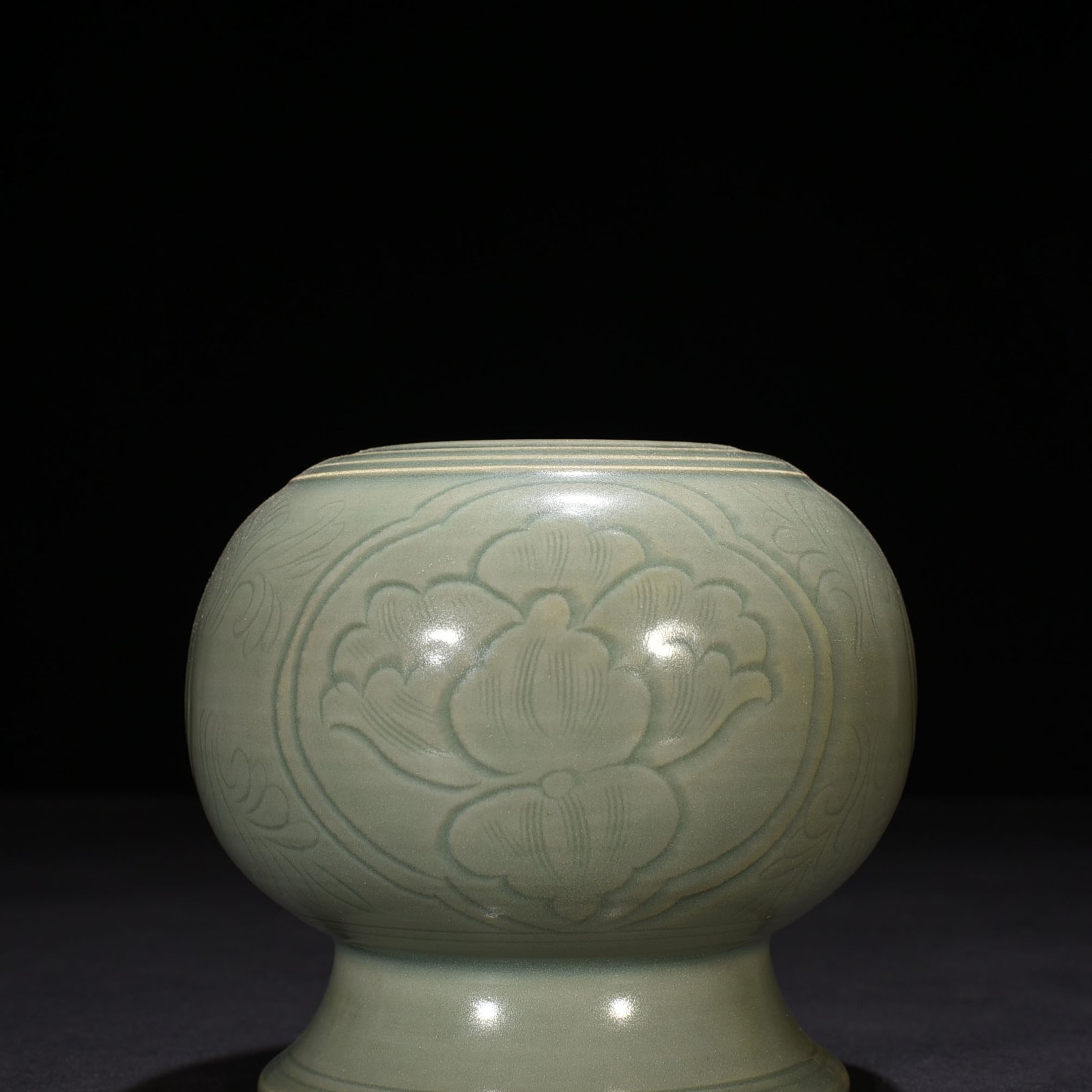 Five Dynasties secret color Yue kiln carved foot wash