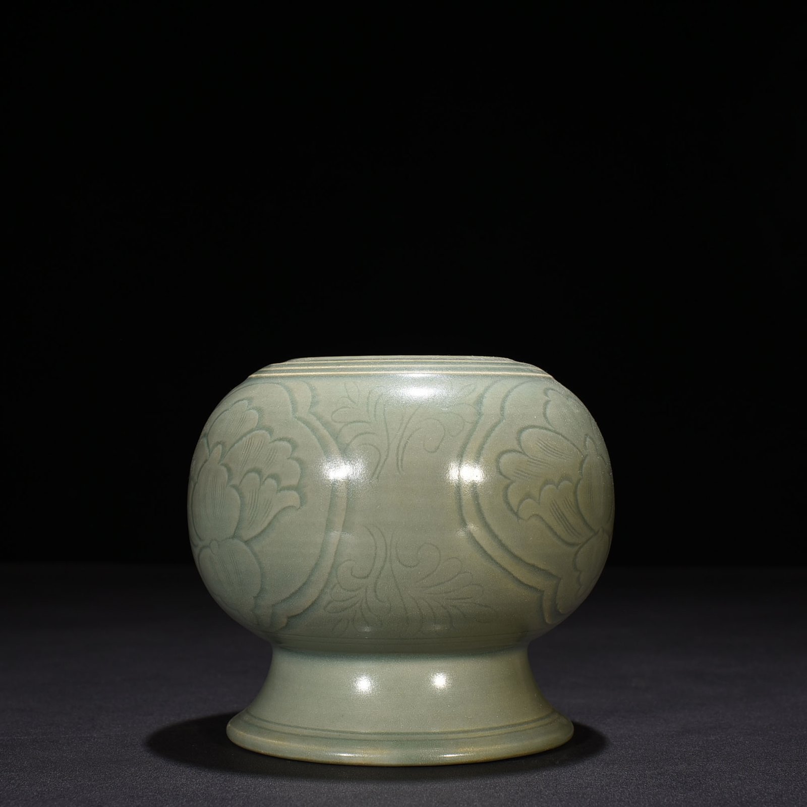 Five Dynasties secret color Yue kiln carved foot wash