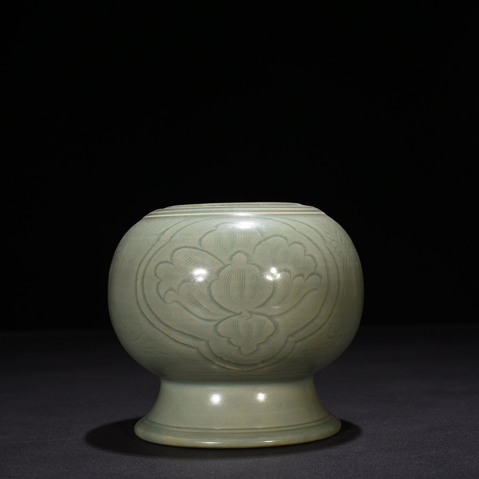 Five Dynasties secret color Yue kiln carved foot wash
