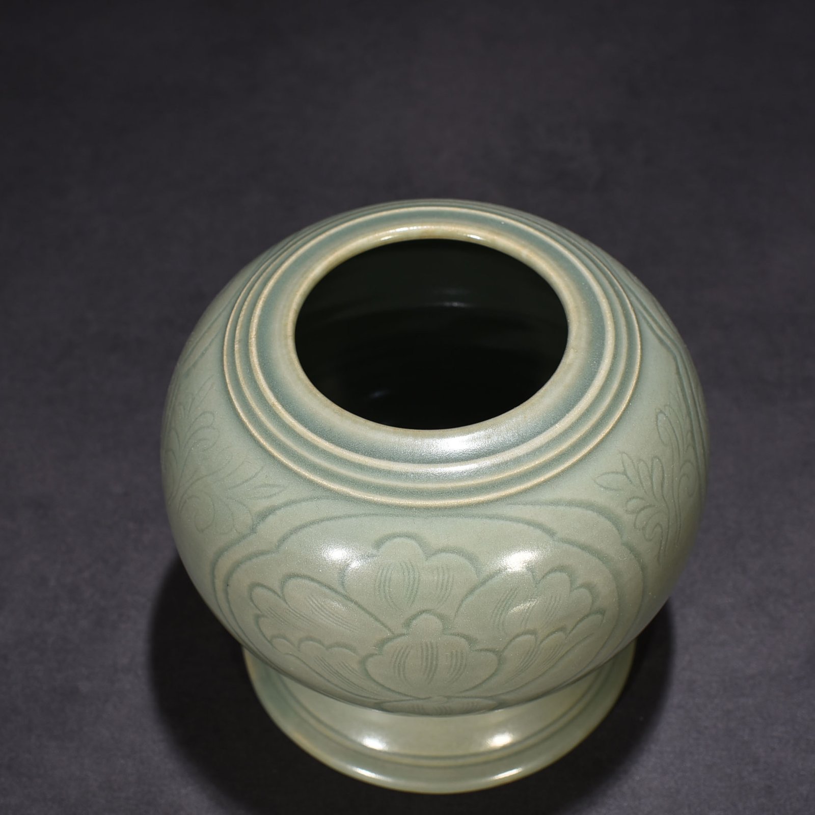 Five Dynasties secret color Yue kiln carved foot wash