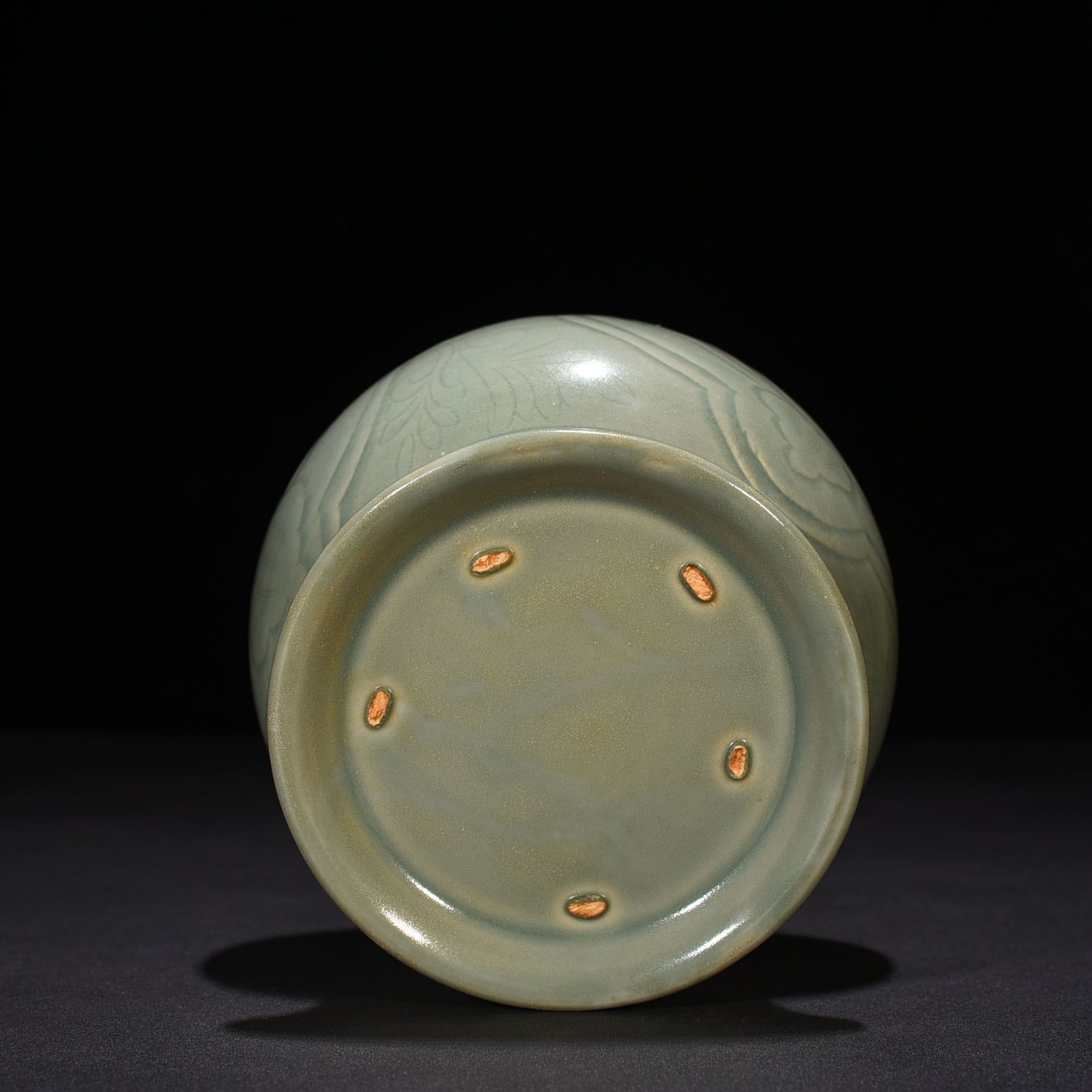 Five Dynasties secret color Yue kiln carved foot wash