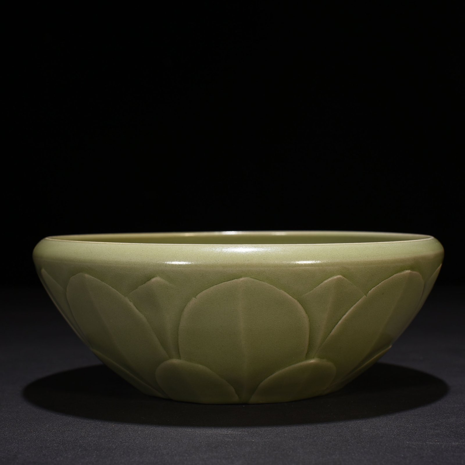 Five Dynasties secret color Yue kiln carved lotus petal and phoenix pattern bowl