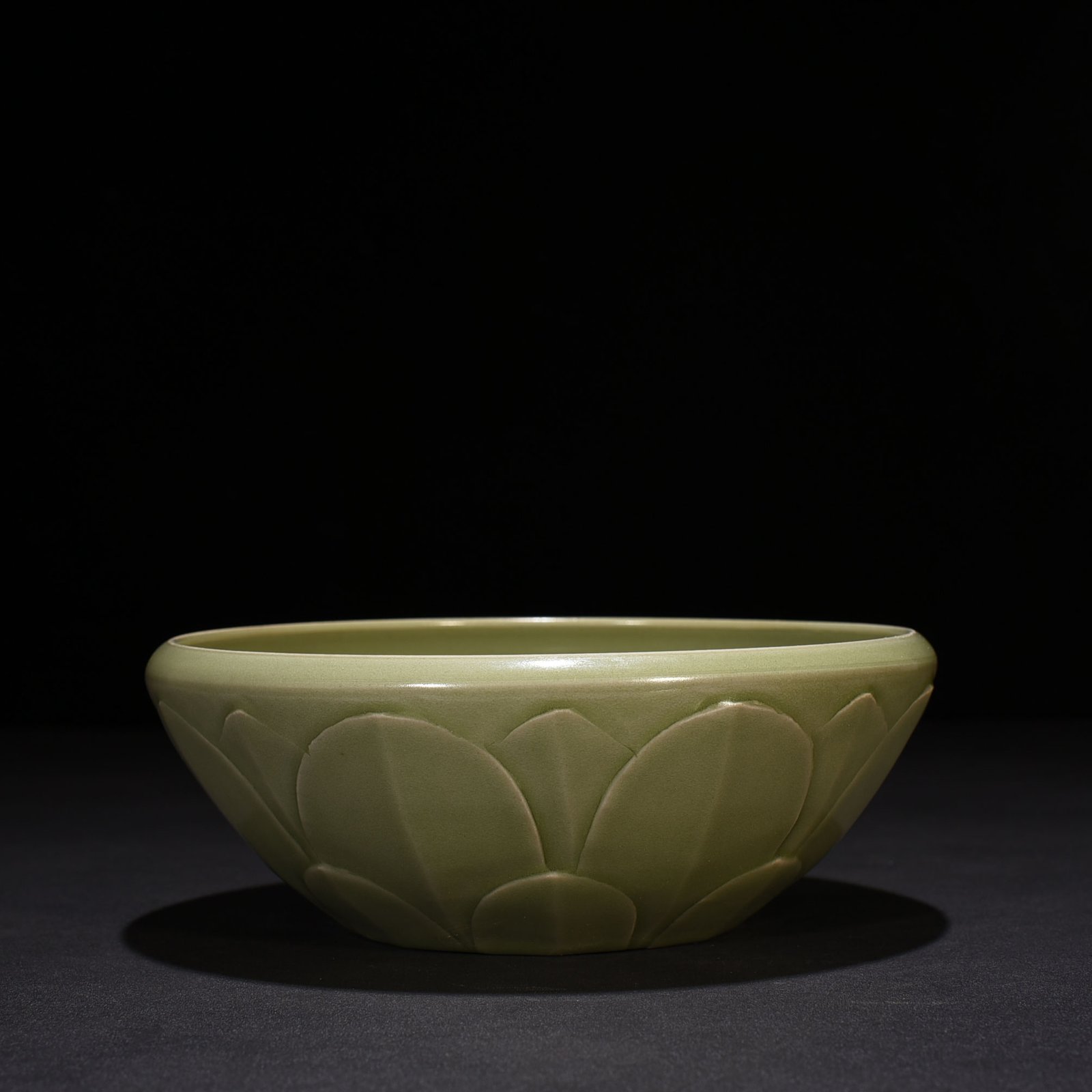 Five Dynasties secret color Yue kiln carved lotus petal and phoenix pattern bowl