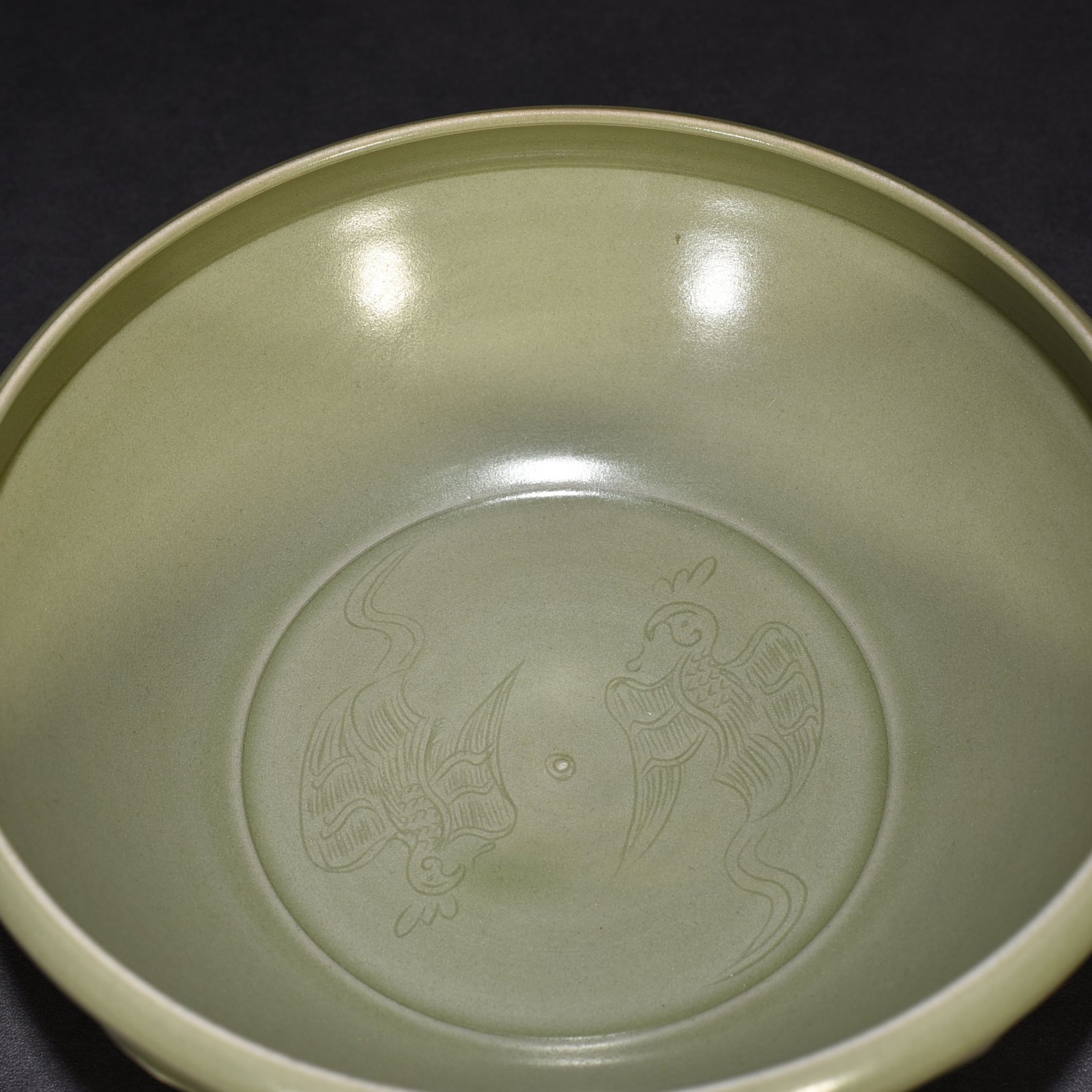 Five Dynasties secret color Yue kiln carved lotus petal and phoenix pattern bowl