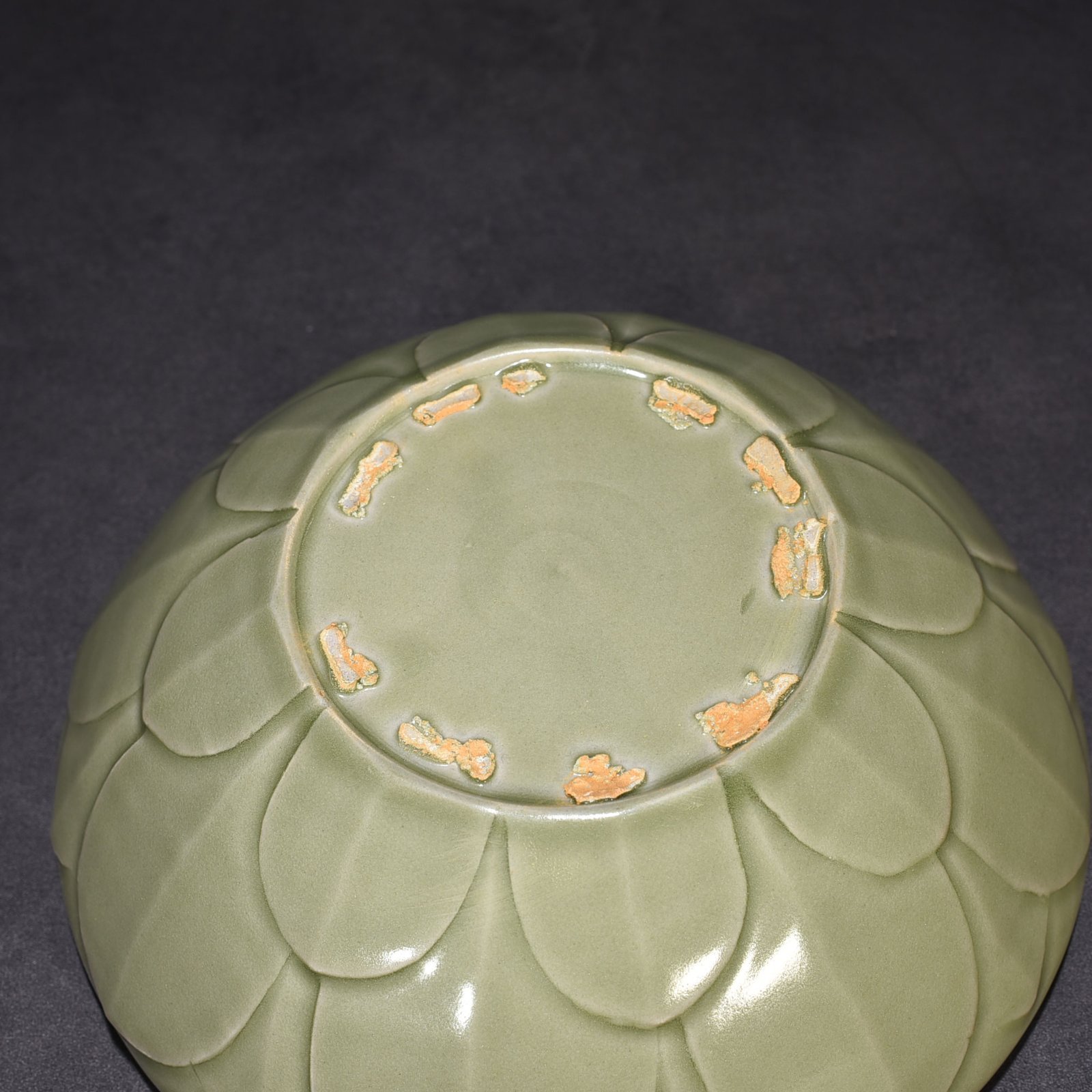 Five Dynasties secret color Yue kiln carved lotus petal and phoenix pattern bowl