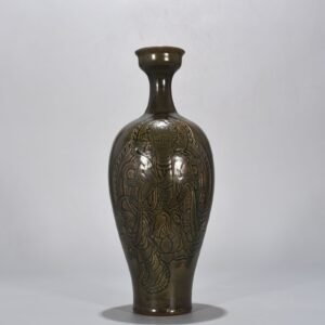 Five Dynasties secret color Yue kiln carved Bodhisattva plate mouth vase