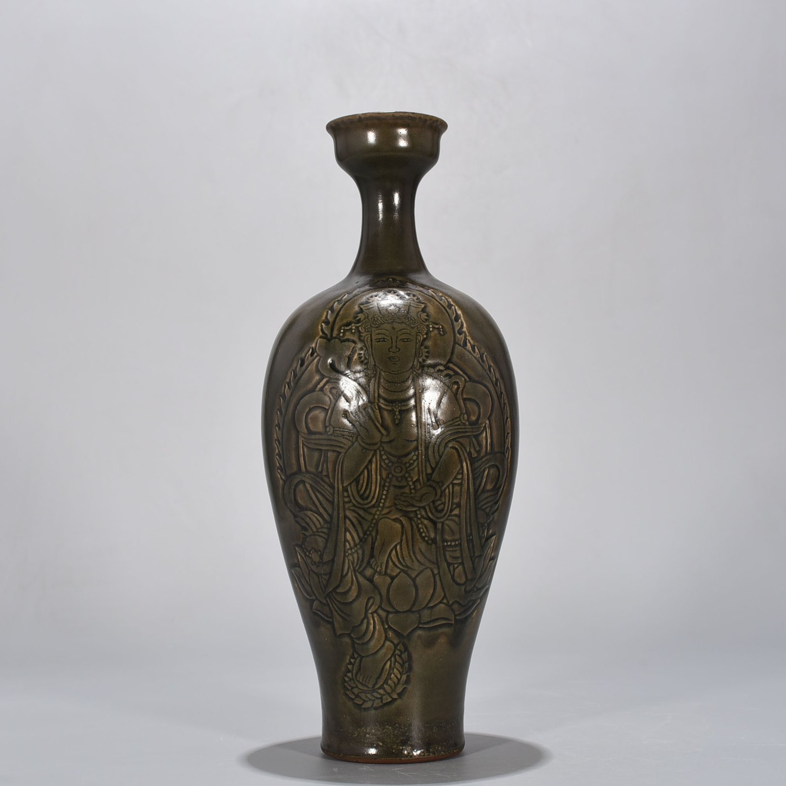 Five Dynasties secret color Yue kiln carved Bodhisattva plate mouth vase