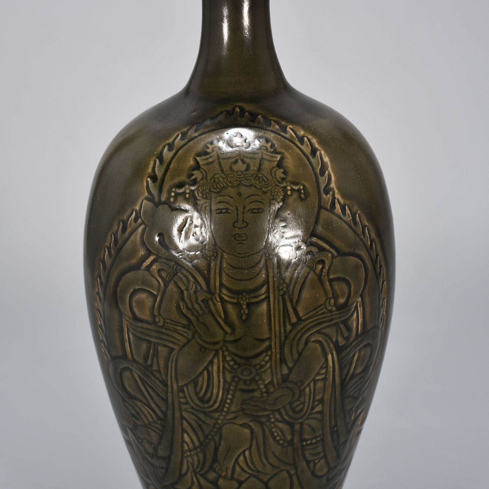Five Dynasties secret color Yue kiln carved Bodhisattva plate mouth vase