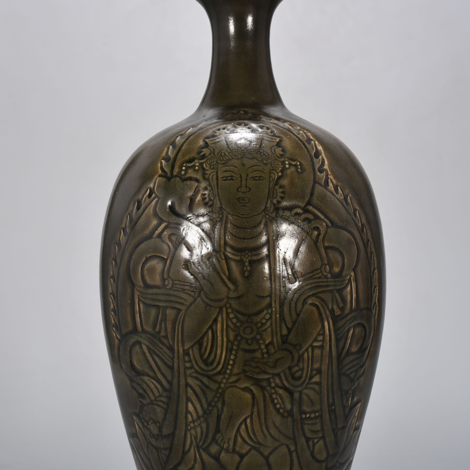 Five Dynasties secret color Yue kiln carved Bodhisattva plate mouth vase