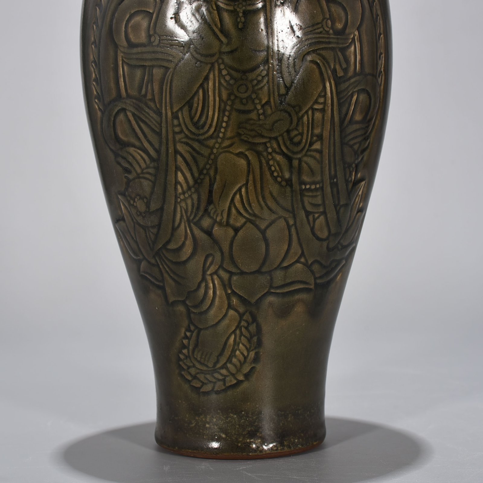 Five Dynasties secret color Yue kiln carved Bodhisattva plate mouth vase