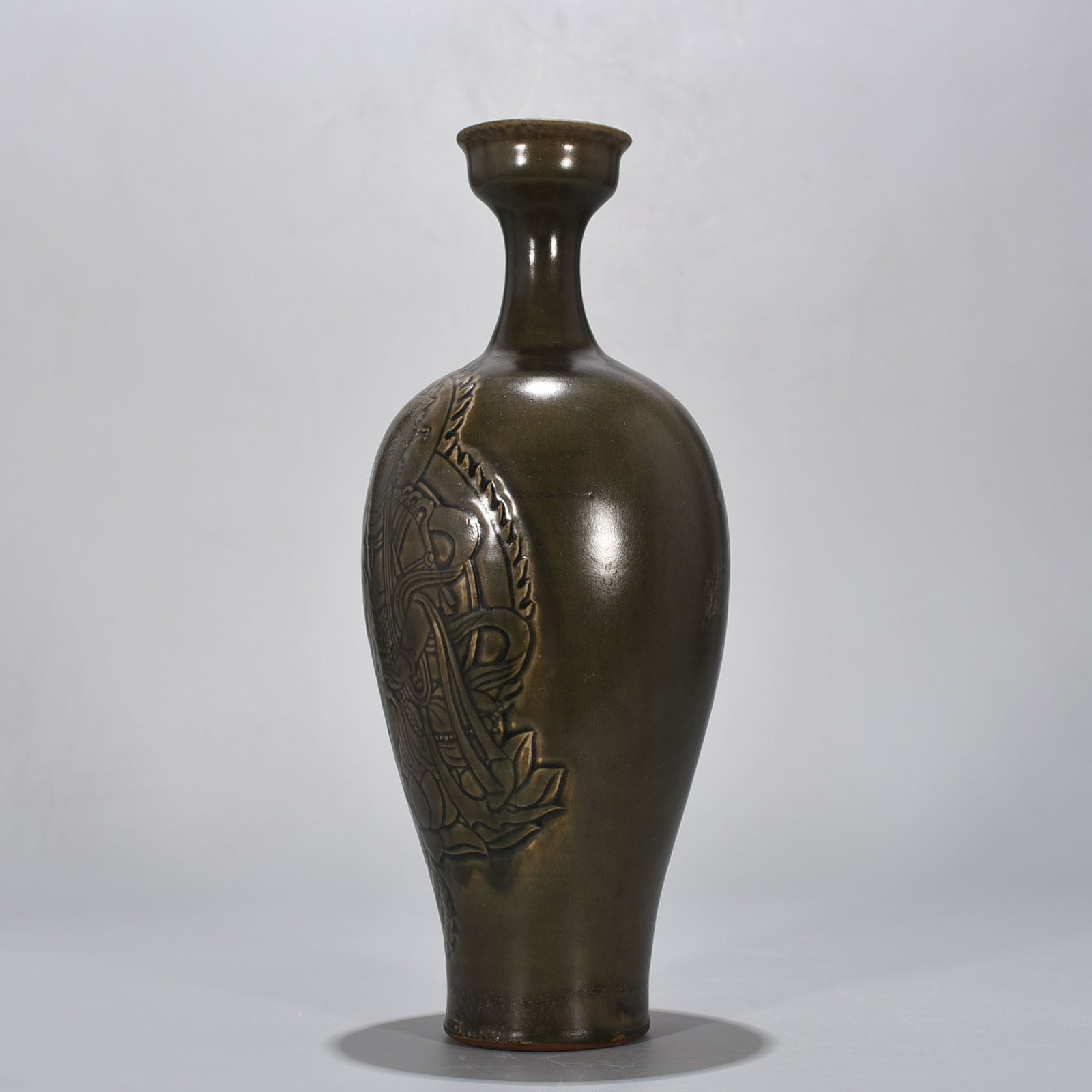 Five Dynasties secret color Yue kiln carved Bodhisattva plate mouth vase