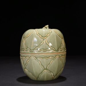 Five Dynasties secret color Yue kiln carved banana leaf pattern fruit box