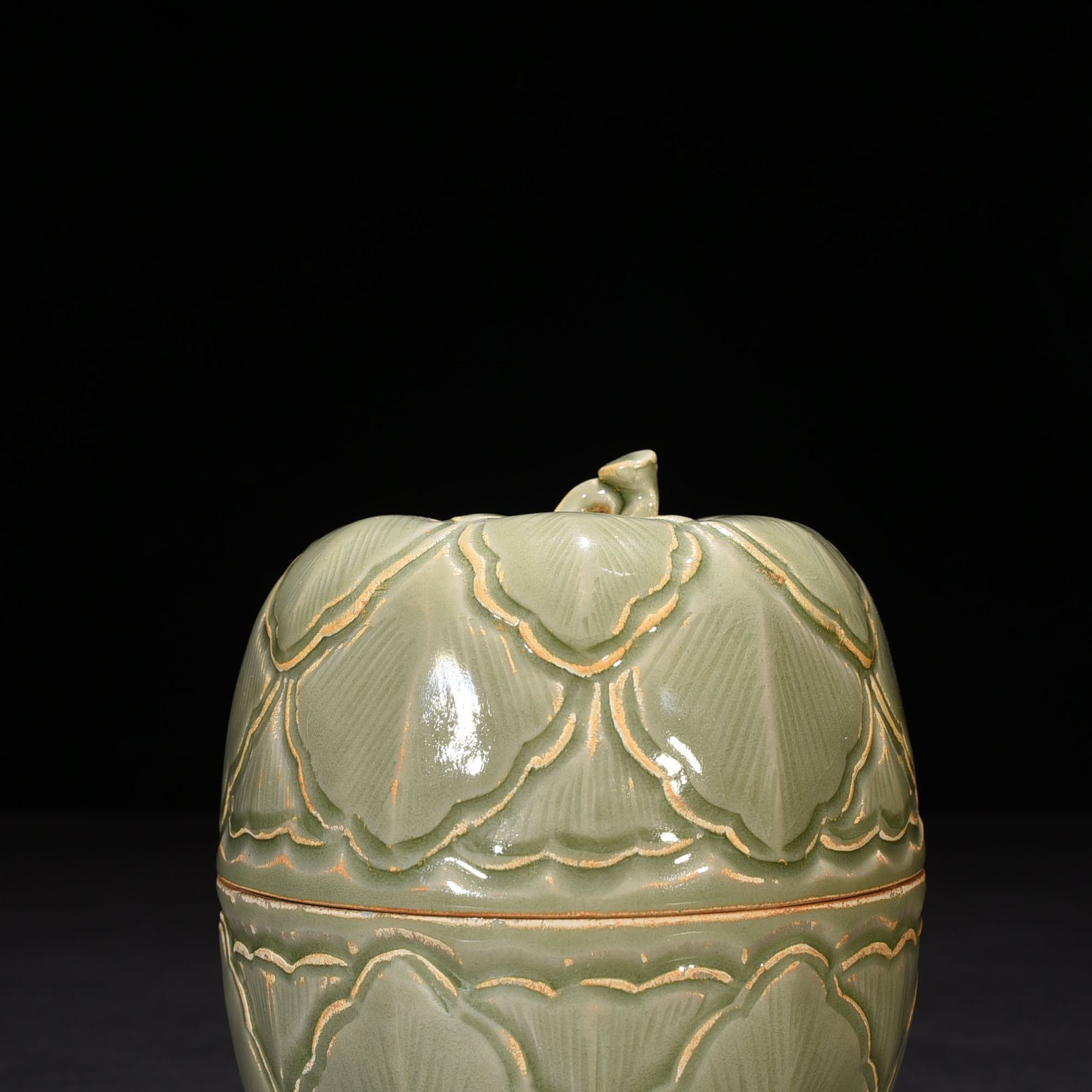 Five Dynasties secret color Yue kiln carved banana leaf pattern fruit box
