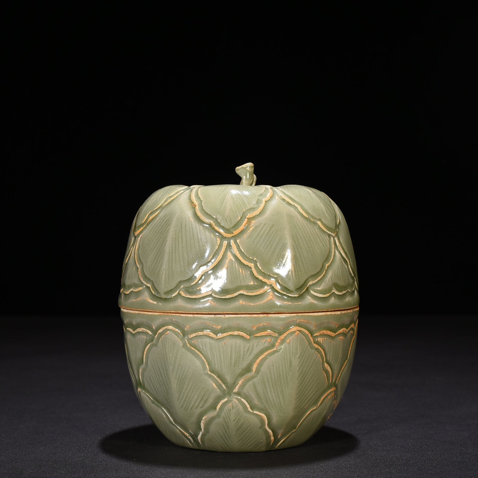 Five Dynasties secret color Yue kiln carved banana leaf pattern fruit box