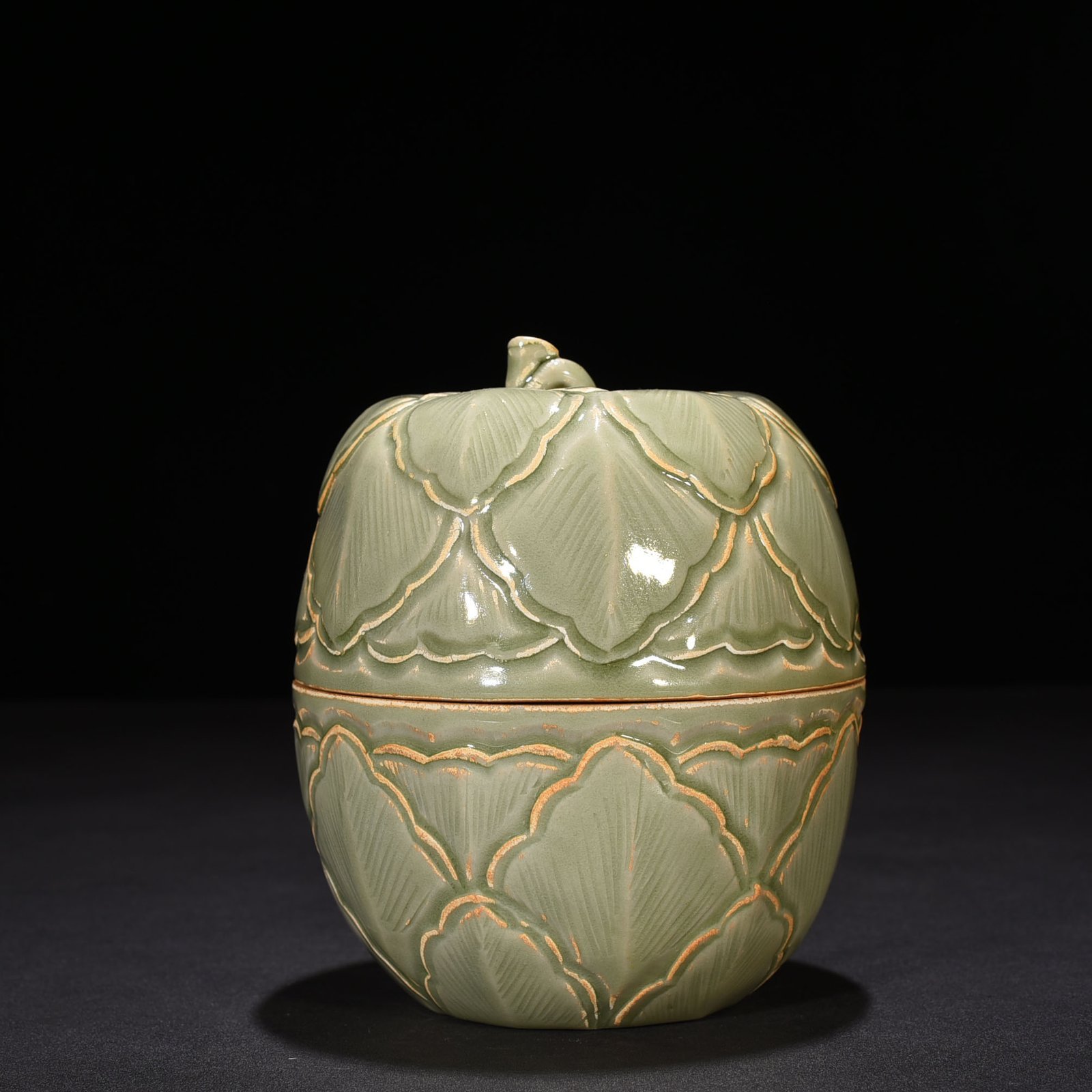 Five Dynasties secret color Yue kiln carved banana leaf pattern fruit box