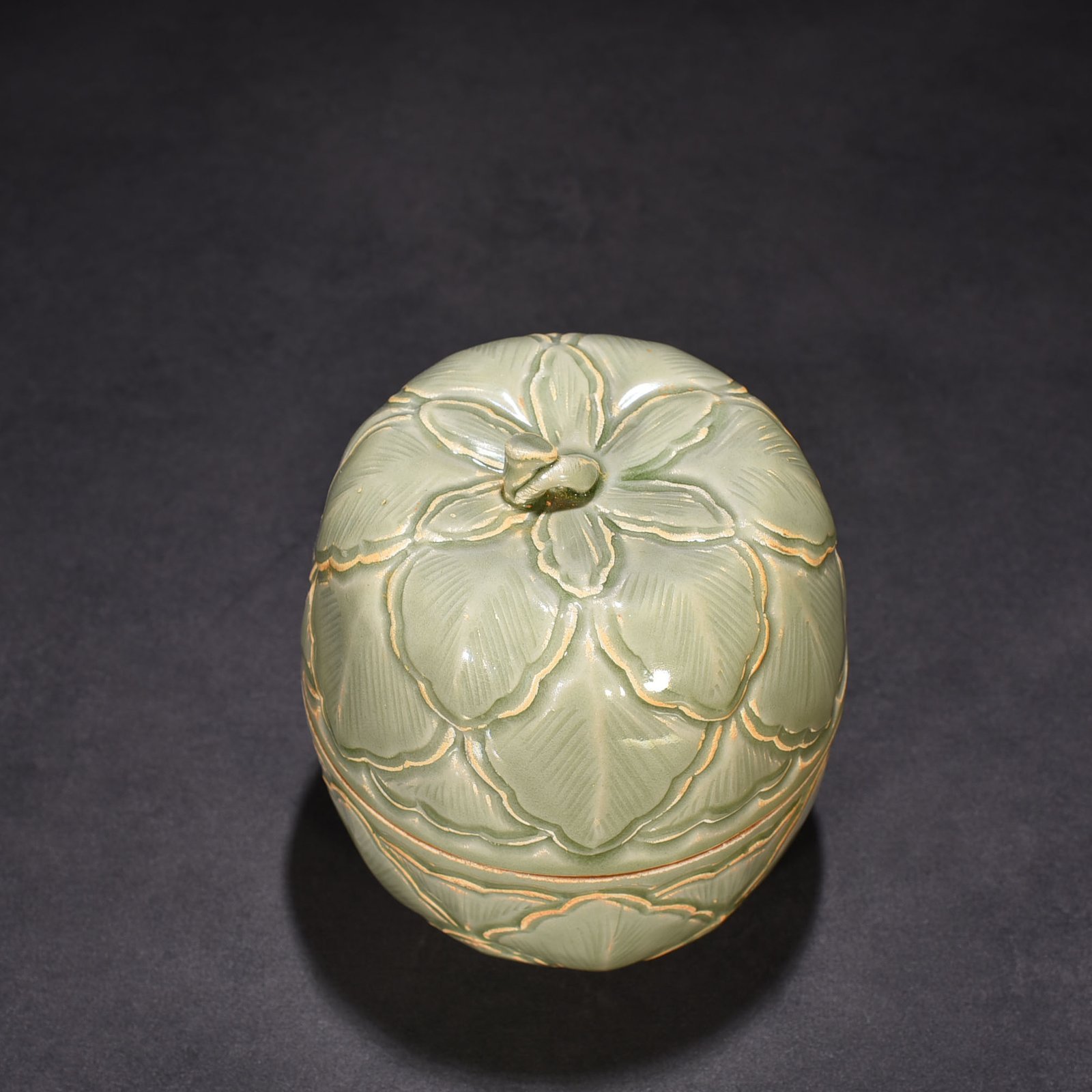 Five Dynasties secret color Yue kiln carved banana leaf pattern fruit box