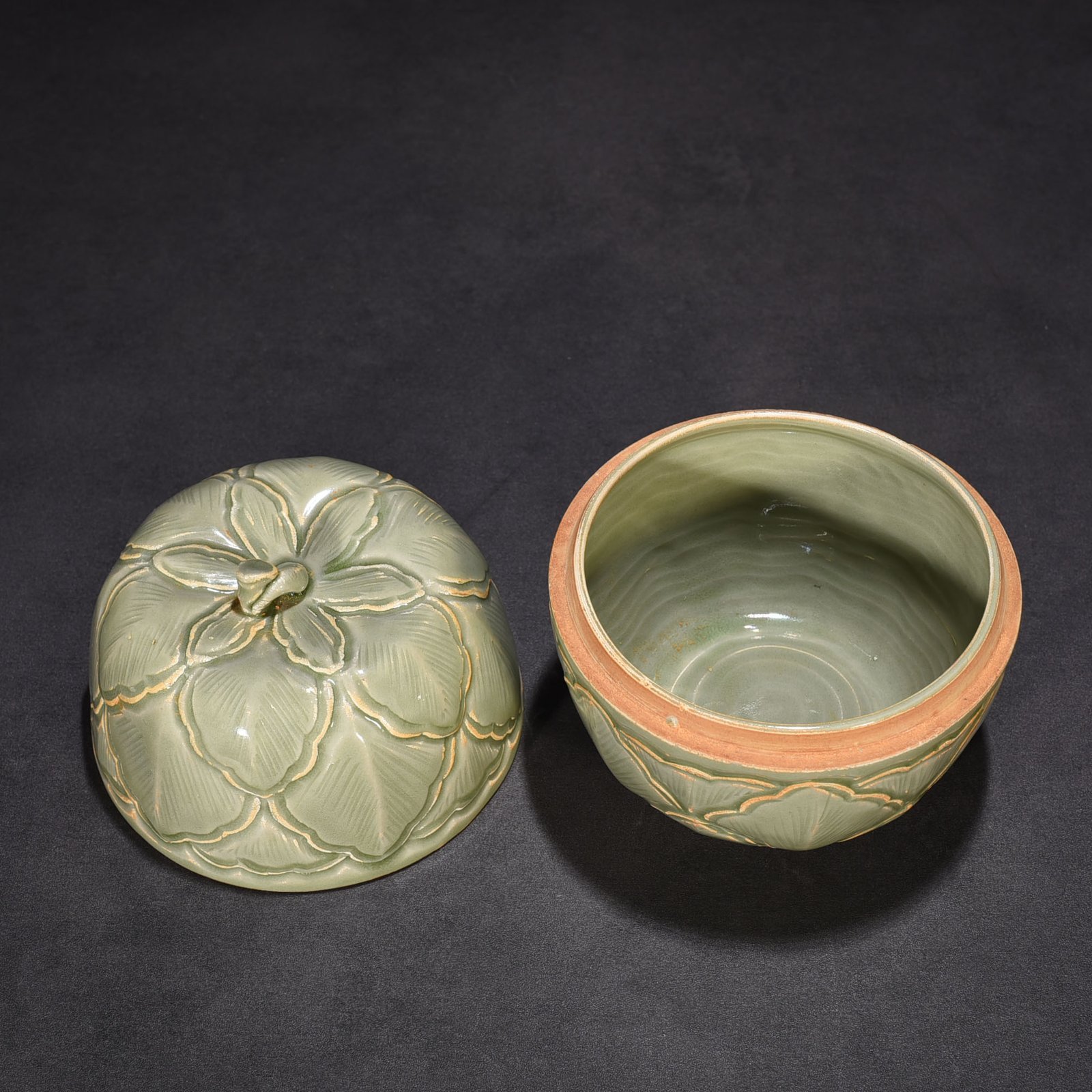Five Dynasties secret color Yue kiln carved banana leaf pattern fruit box
