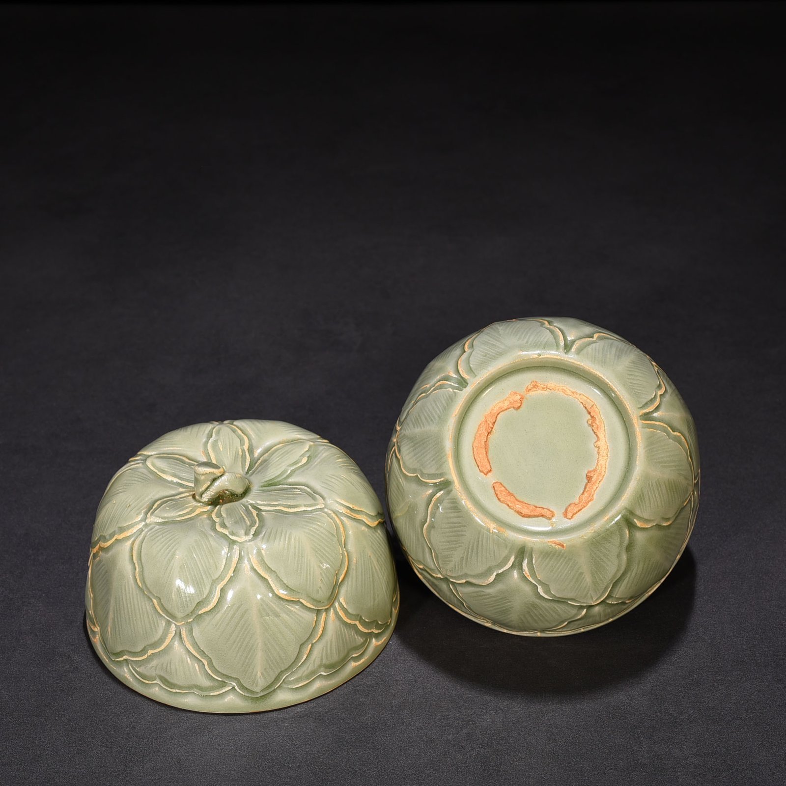 Five Dynasties secret color Yue kiln carved banana leaf pattern fruit box