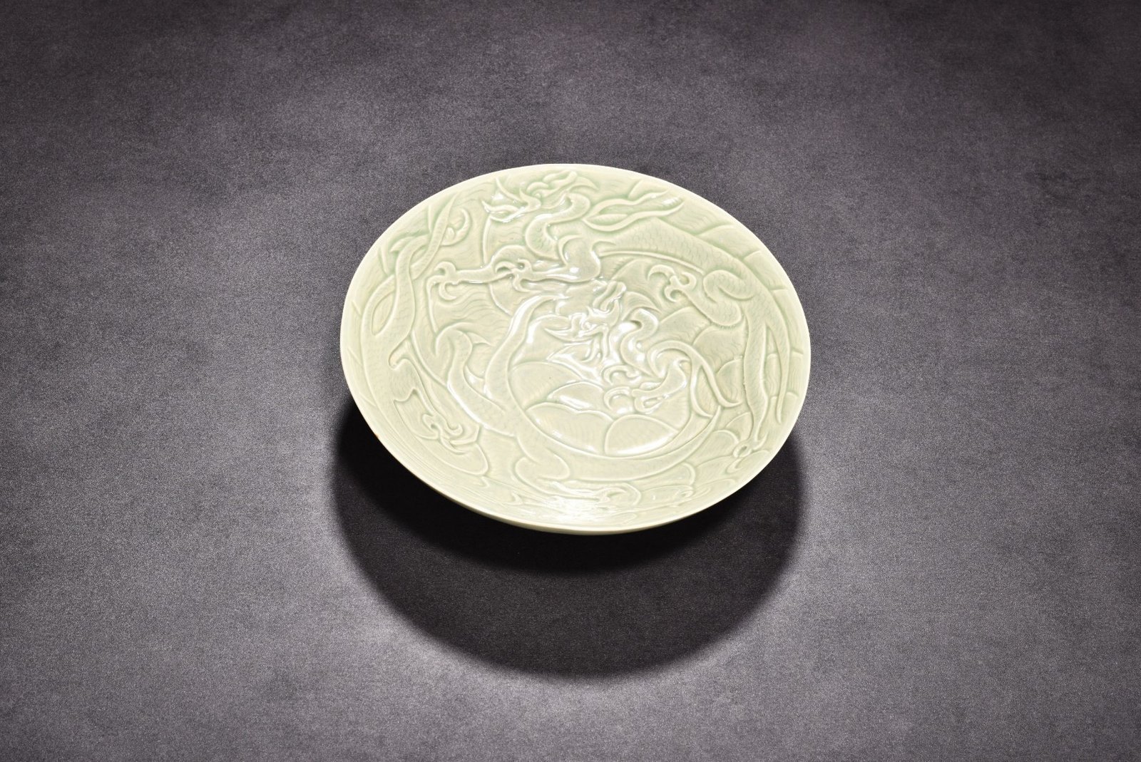 Five Dynasties secret color Yue kiln carved dragon pattern bowl
