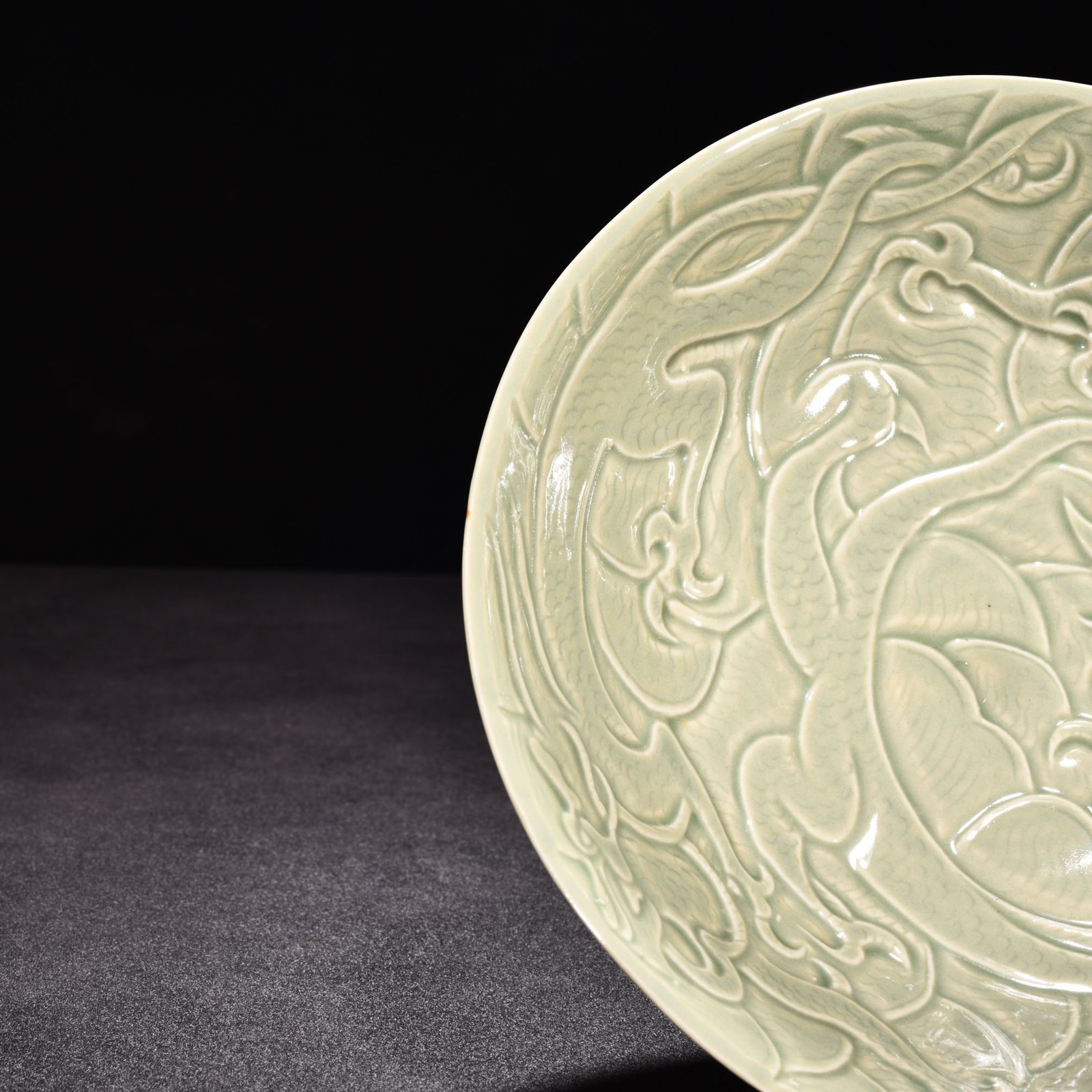 Five Dynasties secret color Yue kiln carved dragon pattern bowl
