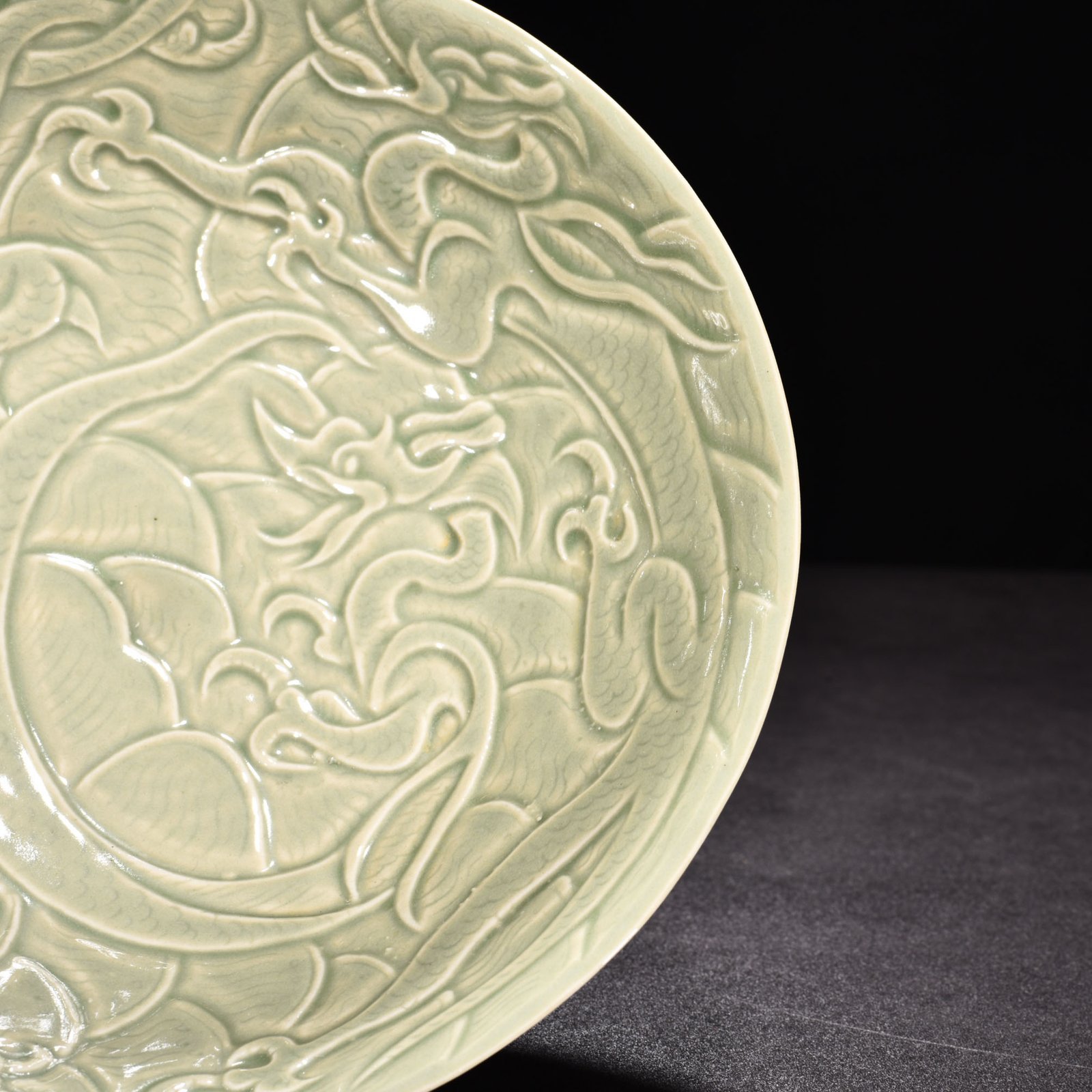 Five Dynasties secret color Yue kiln carved dragon pattern bowl