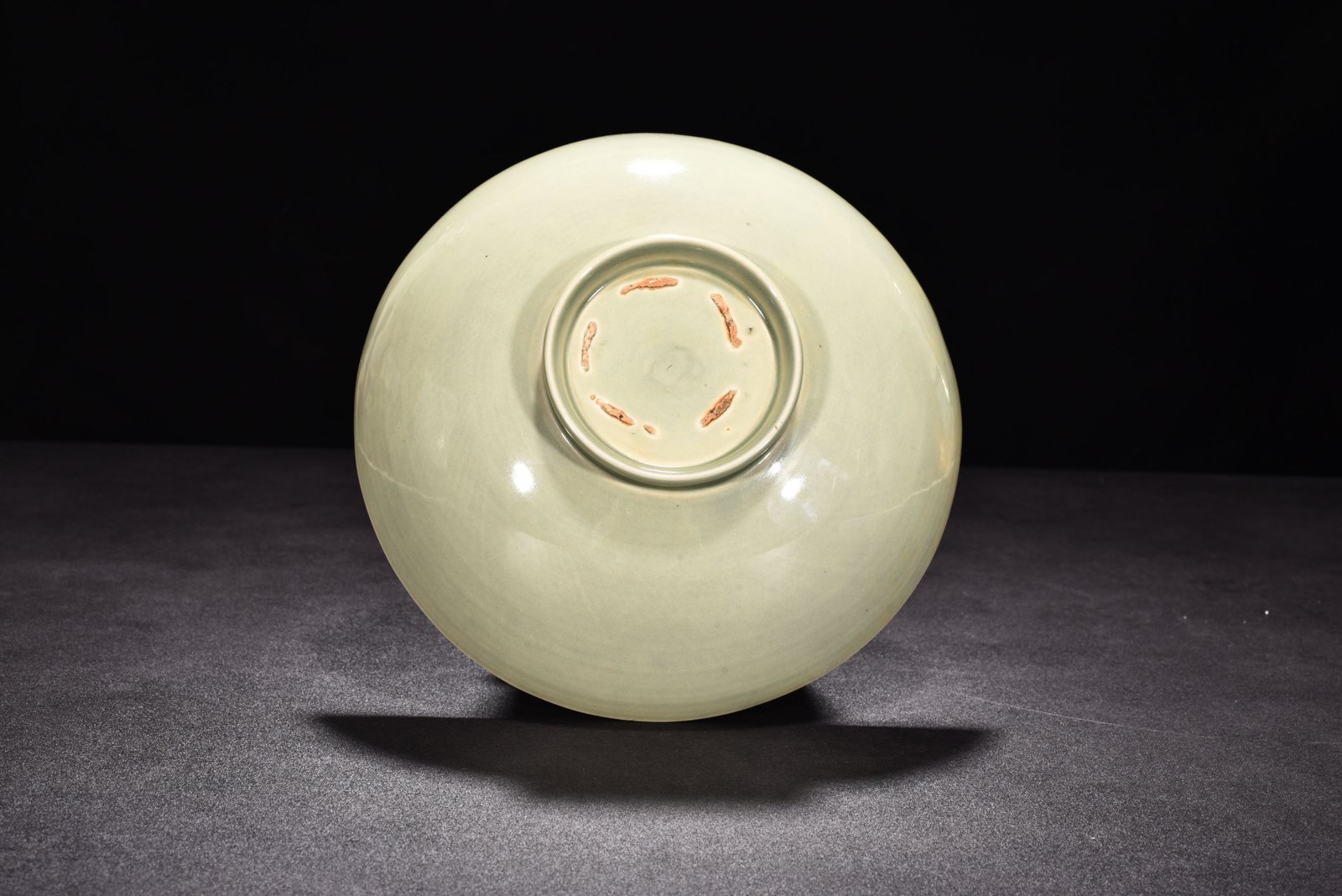 Five Dynasties secret color Yue kiln carved dragon pattern bowl