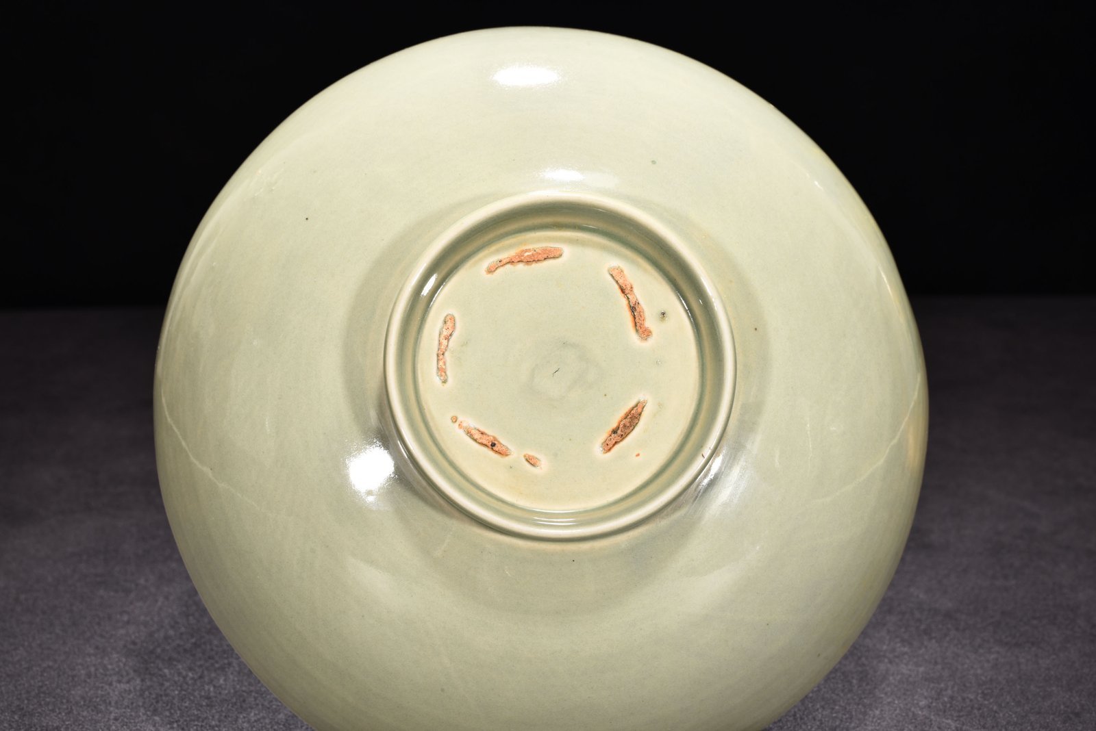Five Dynasties secret color Yue kiln carved dragon pattern bowl