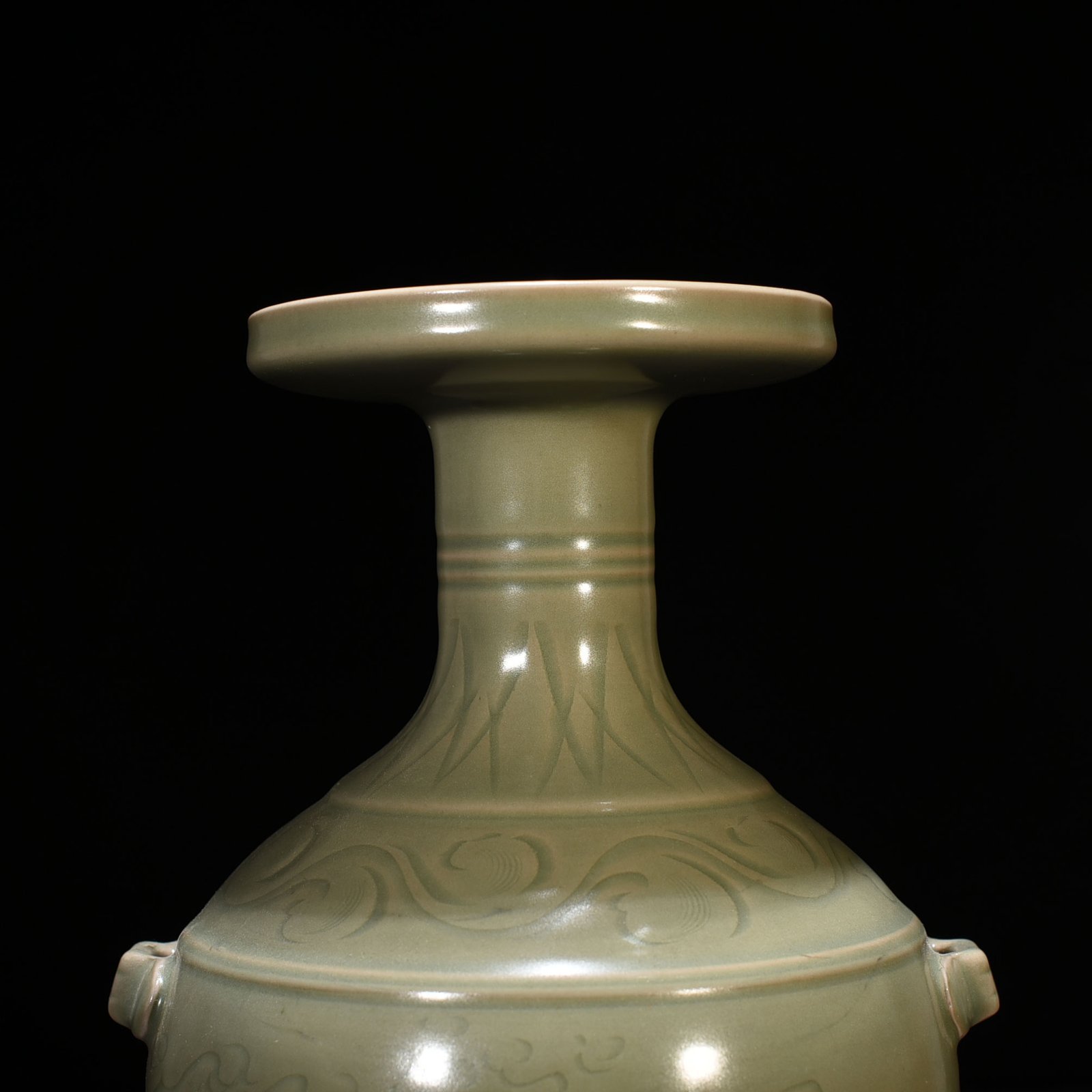 Five Dynasties Secret Color Yue Kiln Carved Dragon Pattern Threaded Plate-mouth Vase