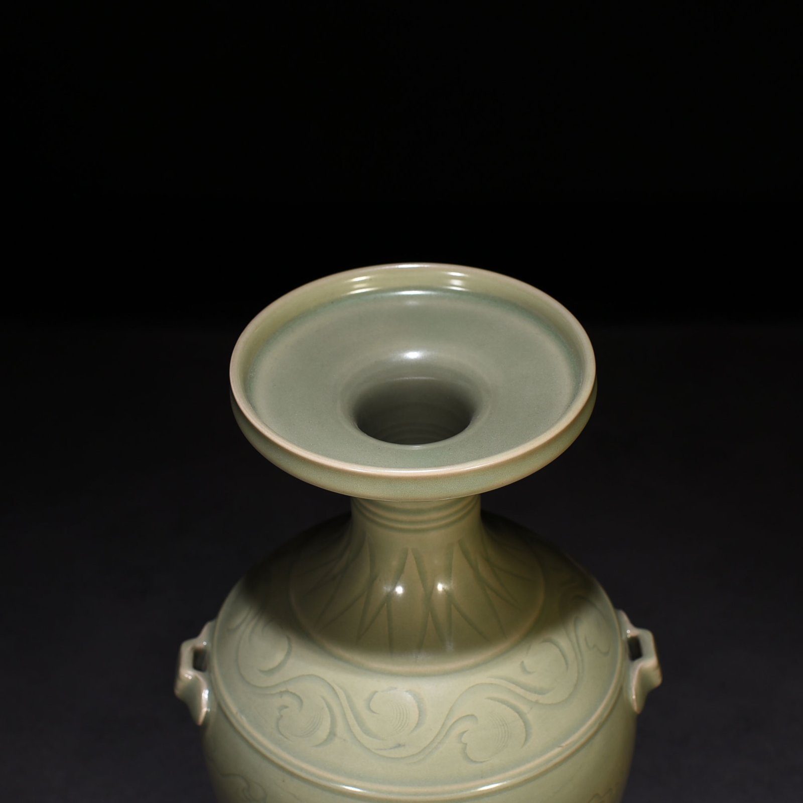 Five Dynasties Secret Color Yue Kiln Carved Dragon Pattern Threaded Plate-mouth Vase