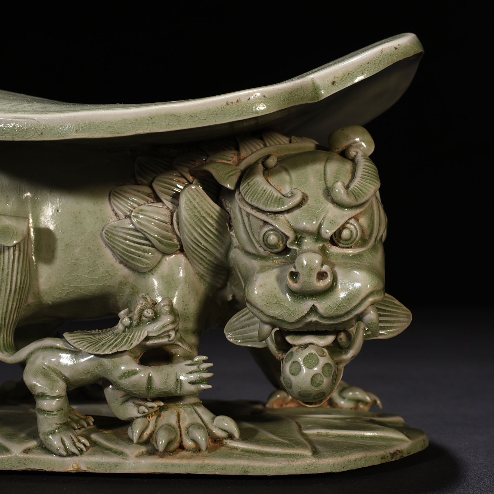 Five Dynasties Secret Color Yue Kiln Lioness Pillow