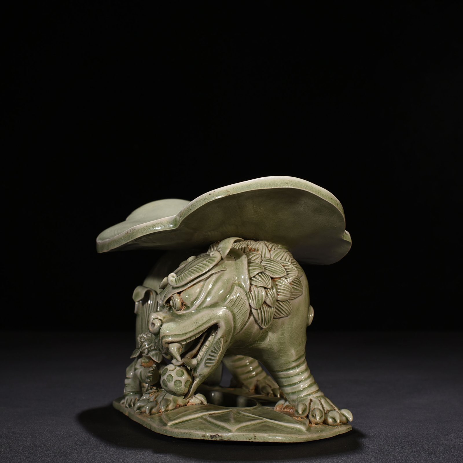 Five Dynasties Secret Color Yue Kiln Lioness Pillow