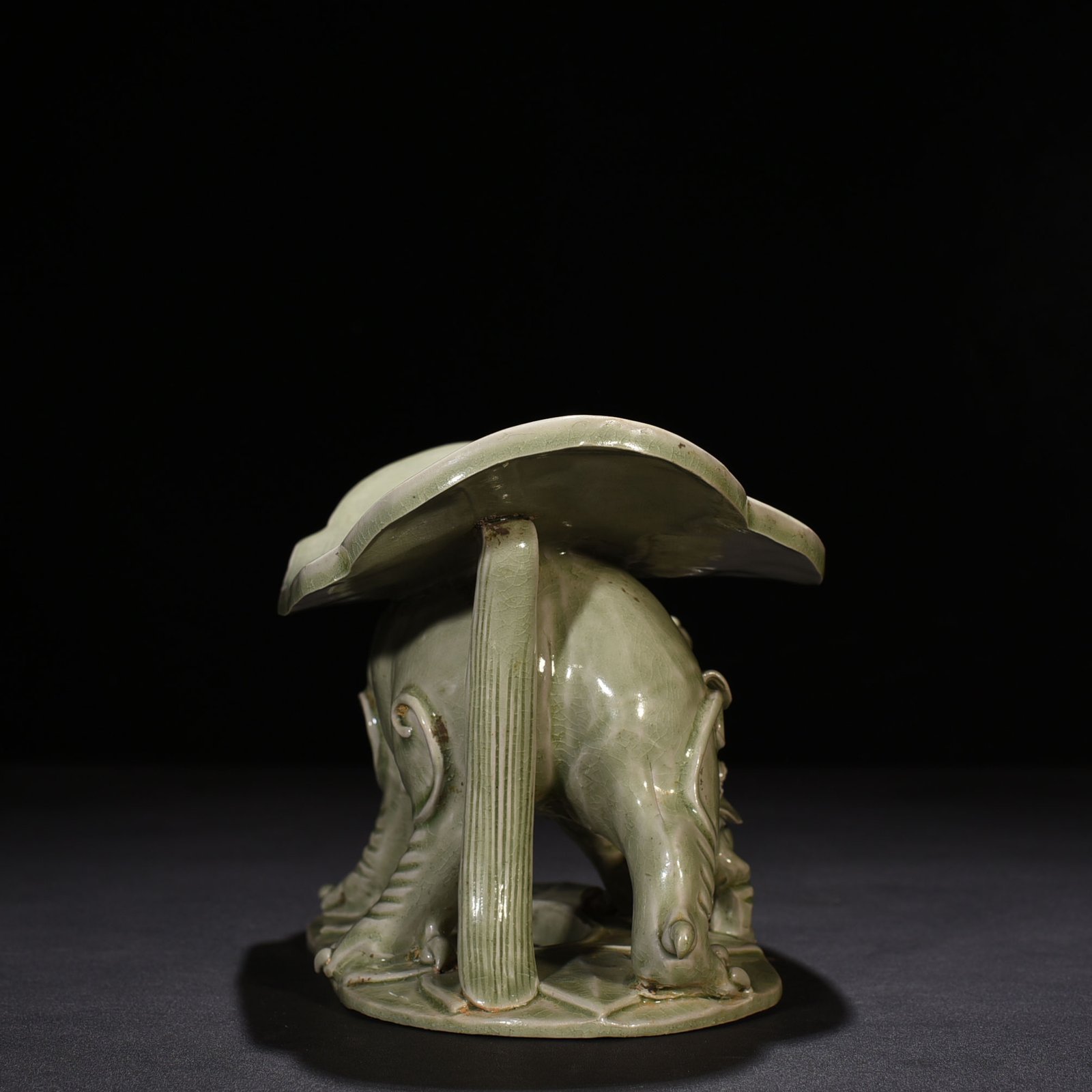 Five Dynasties Secret Color Yue Kiln Lioness Pillow