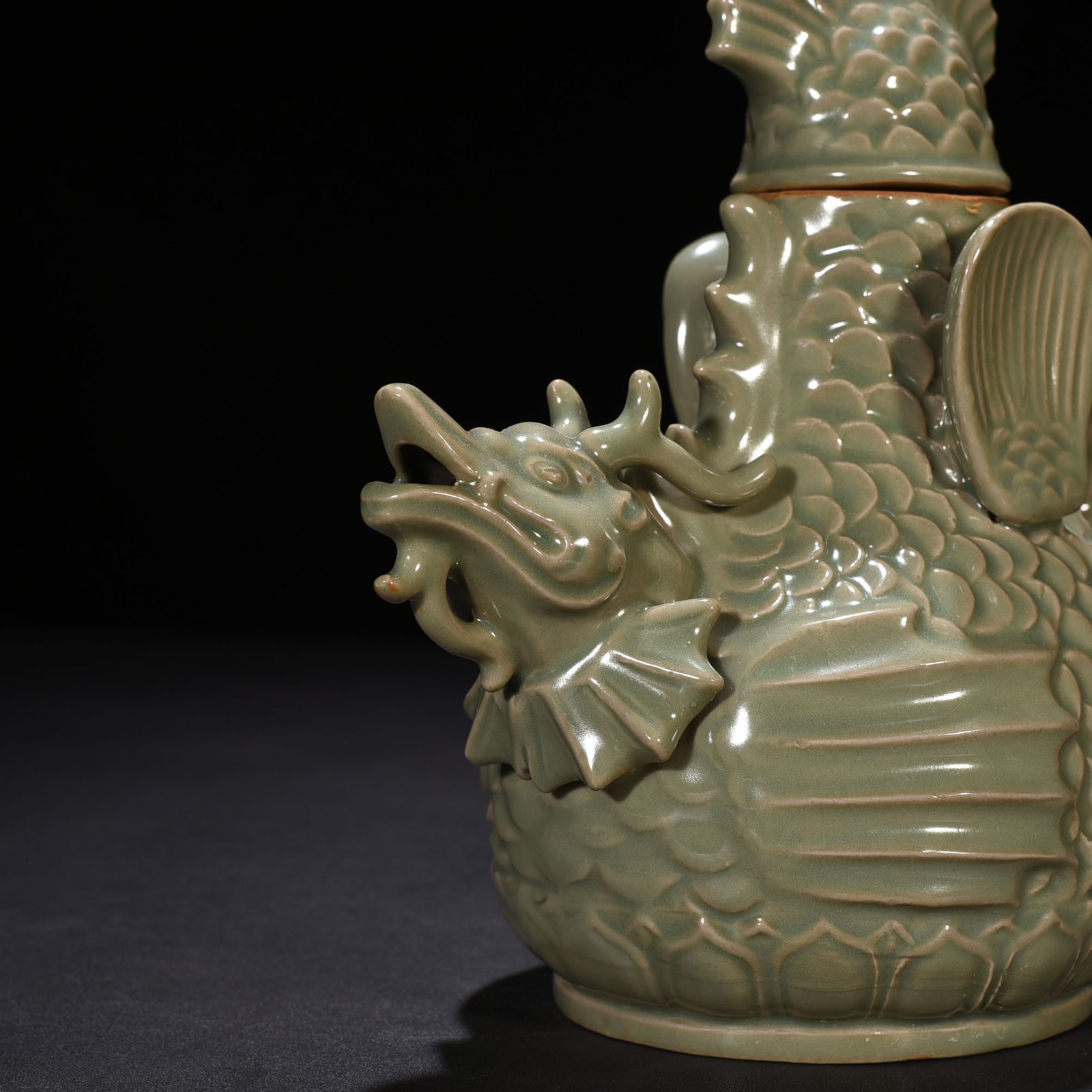 Five Dynasties secret color Yue kiln Capricorn ewer