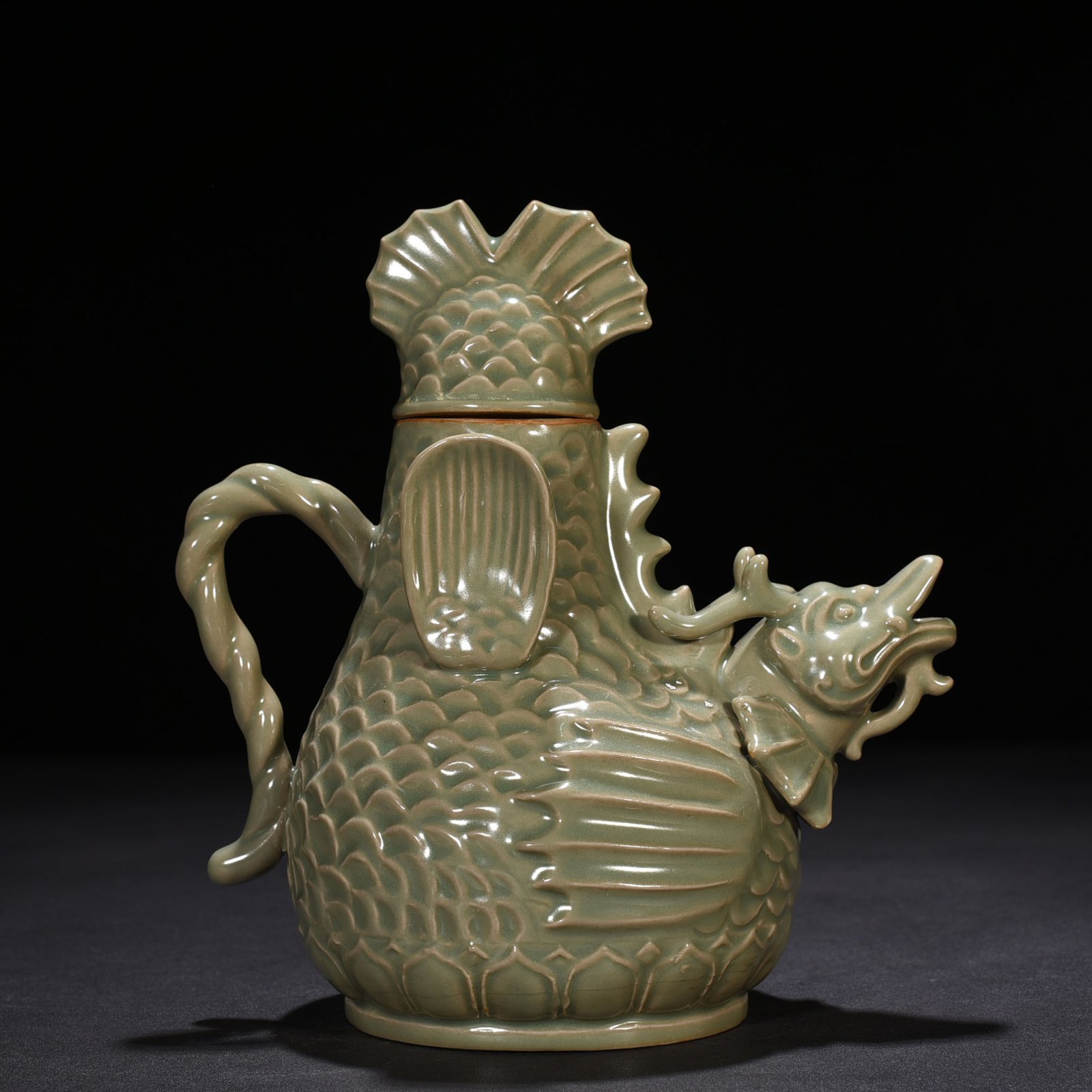 Five Dynasties secret color Yue kiln Capricorn ewer