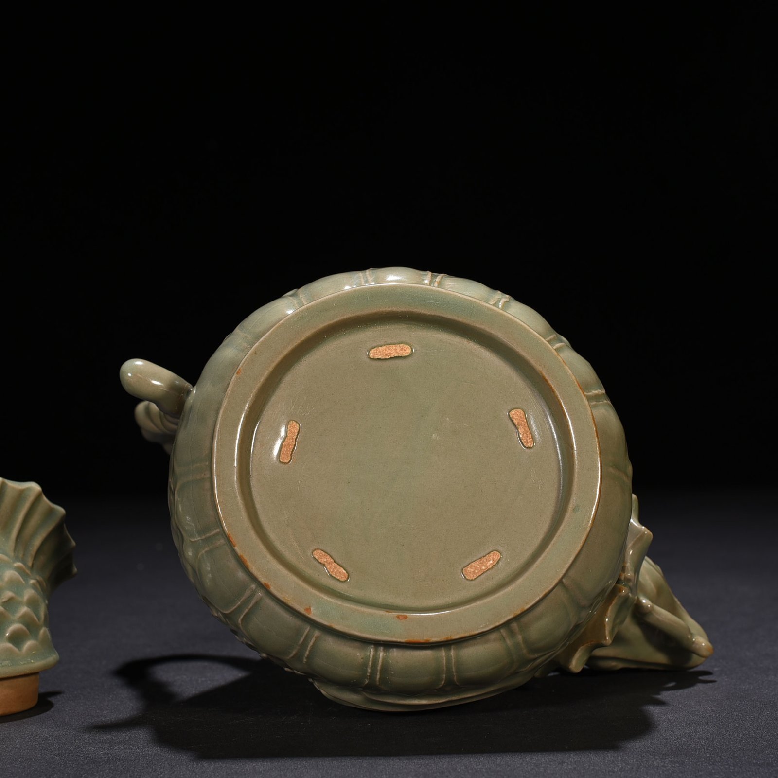 Five Dynasties secret color Yue kiln Capricorn ewer
