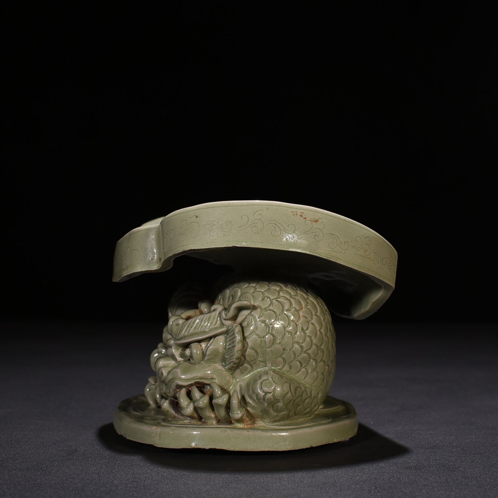 Five Dynasties secret color Yue kiln auspicious animal Suan Ni pillow