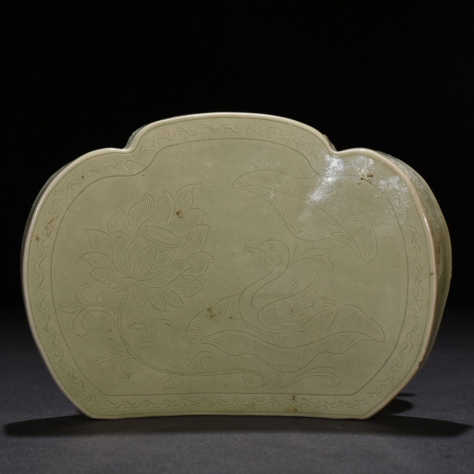 Five Dynasties secret color Yue kiln auspicious animal Suan Ni pillow