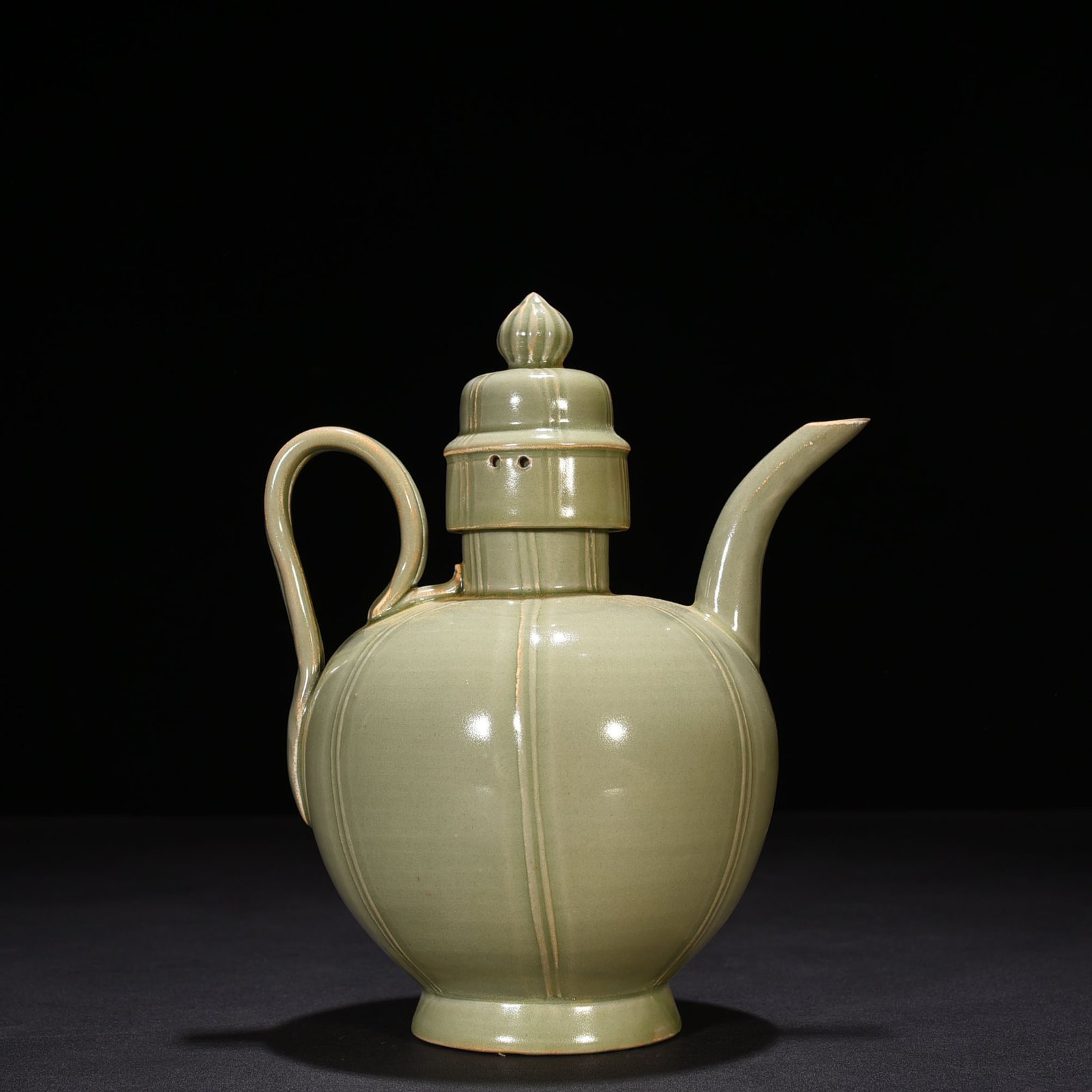 Five Dynasties Secret Color Yue Kiln Gualeng Holding Pot