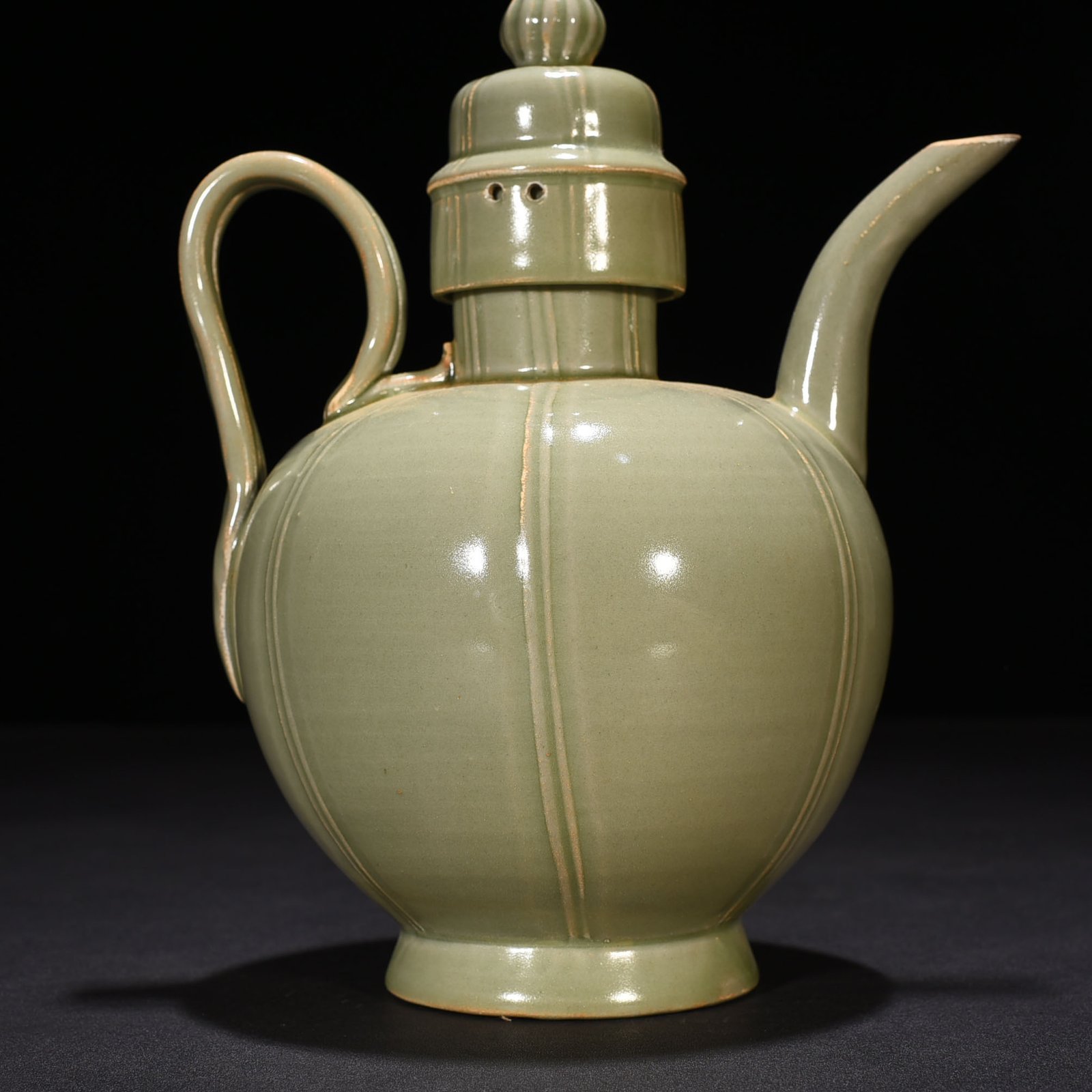 Five Dynasties Secret Color Yue Kiln Gualeng Holding Pot
