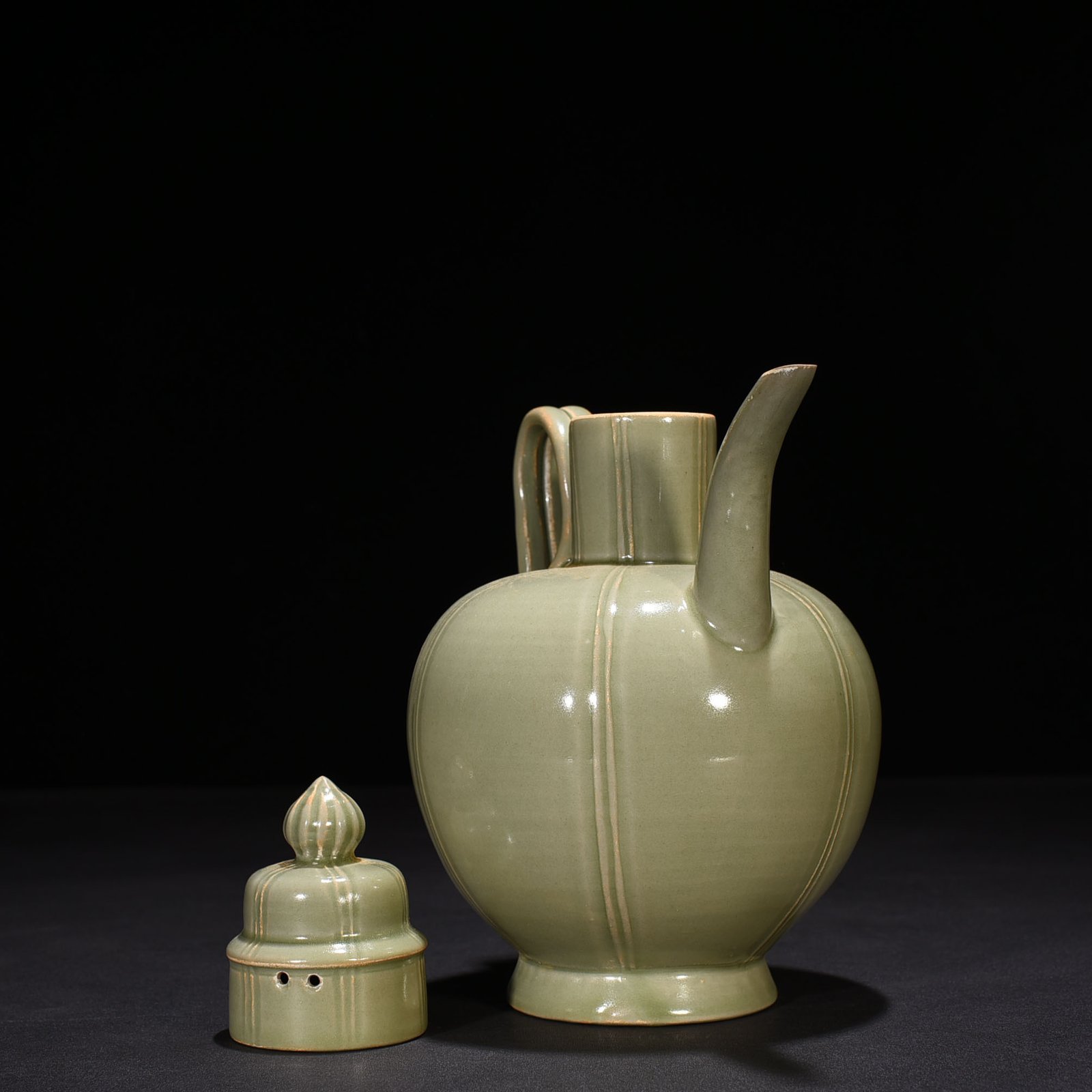 Five Dynasties Secret Color Yue Kiln Gualeng Holding Pot
