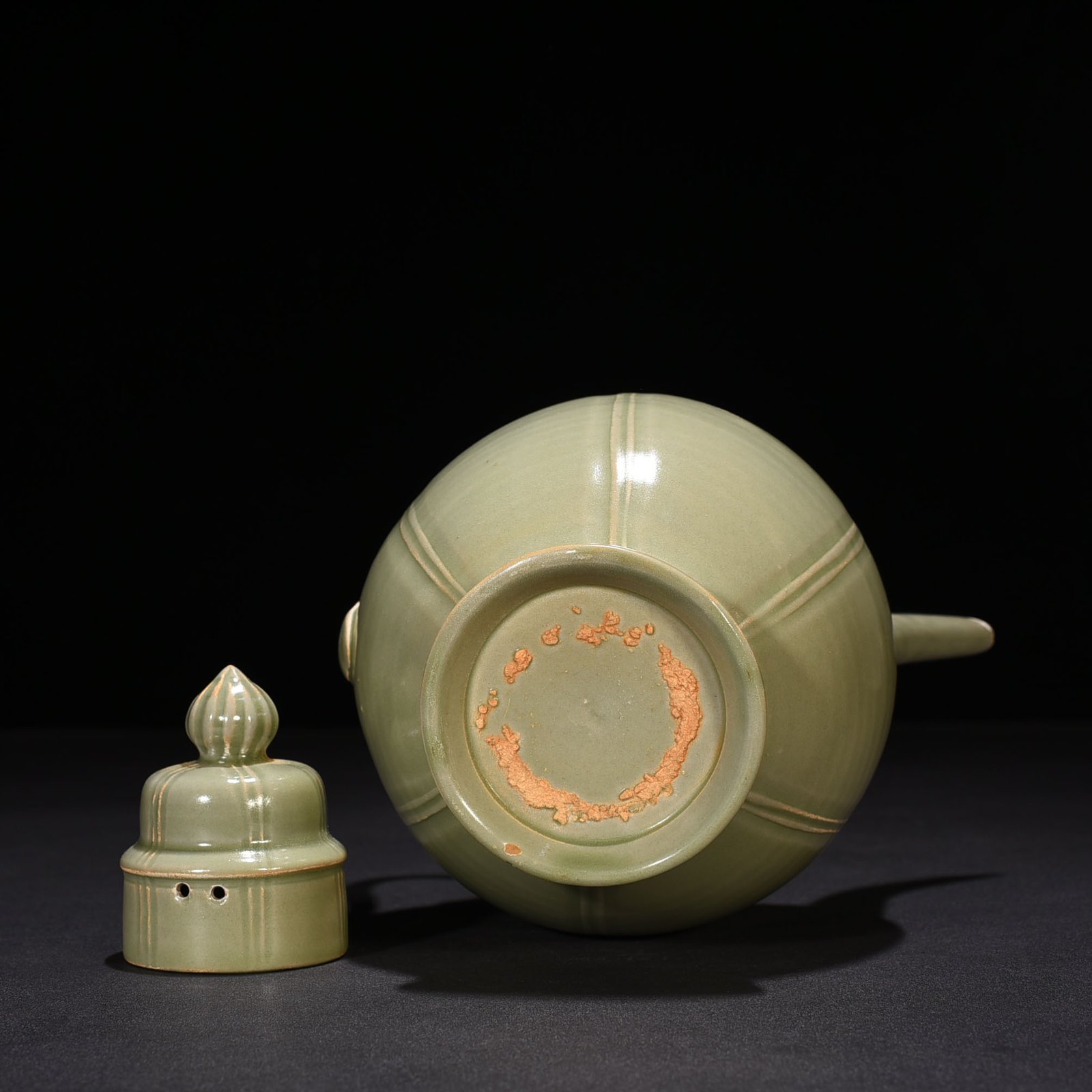 Five Dynasties Secret Color Yue Kiln Gualeng Holding Pot