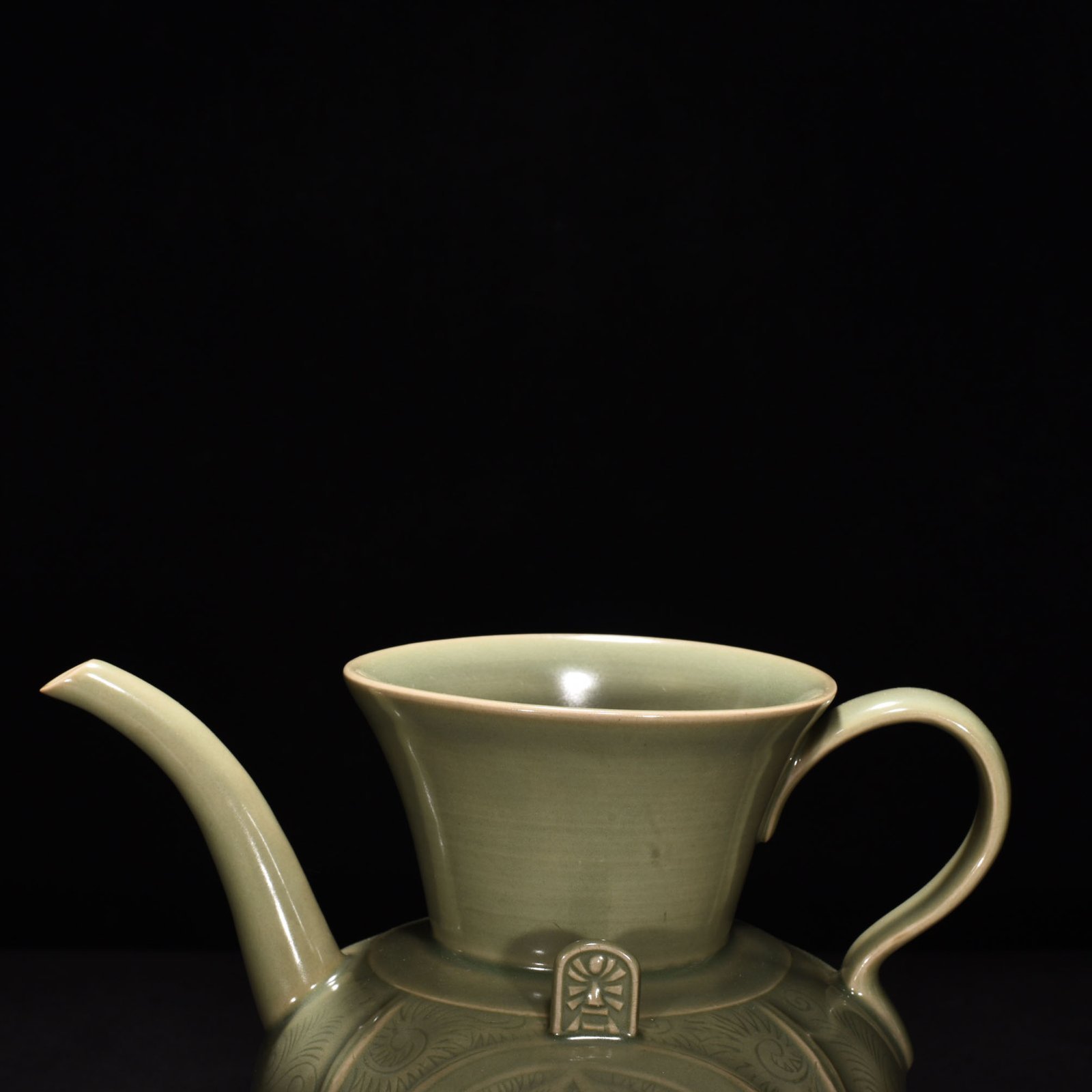 Five Dynasties secret color Yue kiln flower pattern ewer