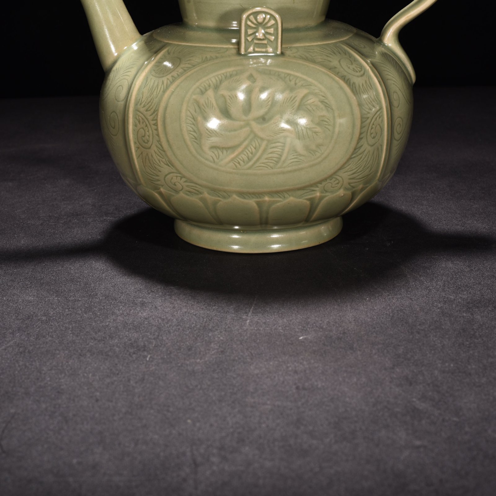 Five Dynasties secret color Yue kiln flower pattern ewer