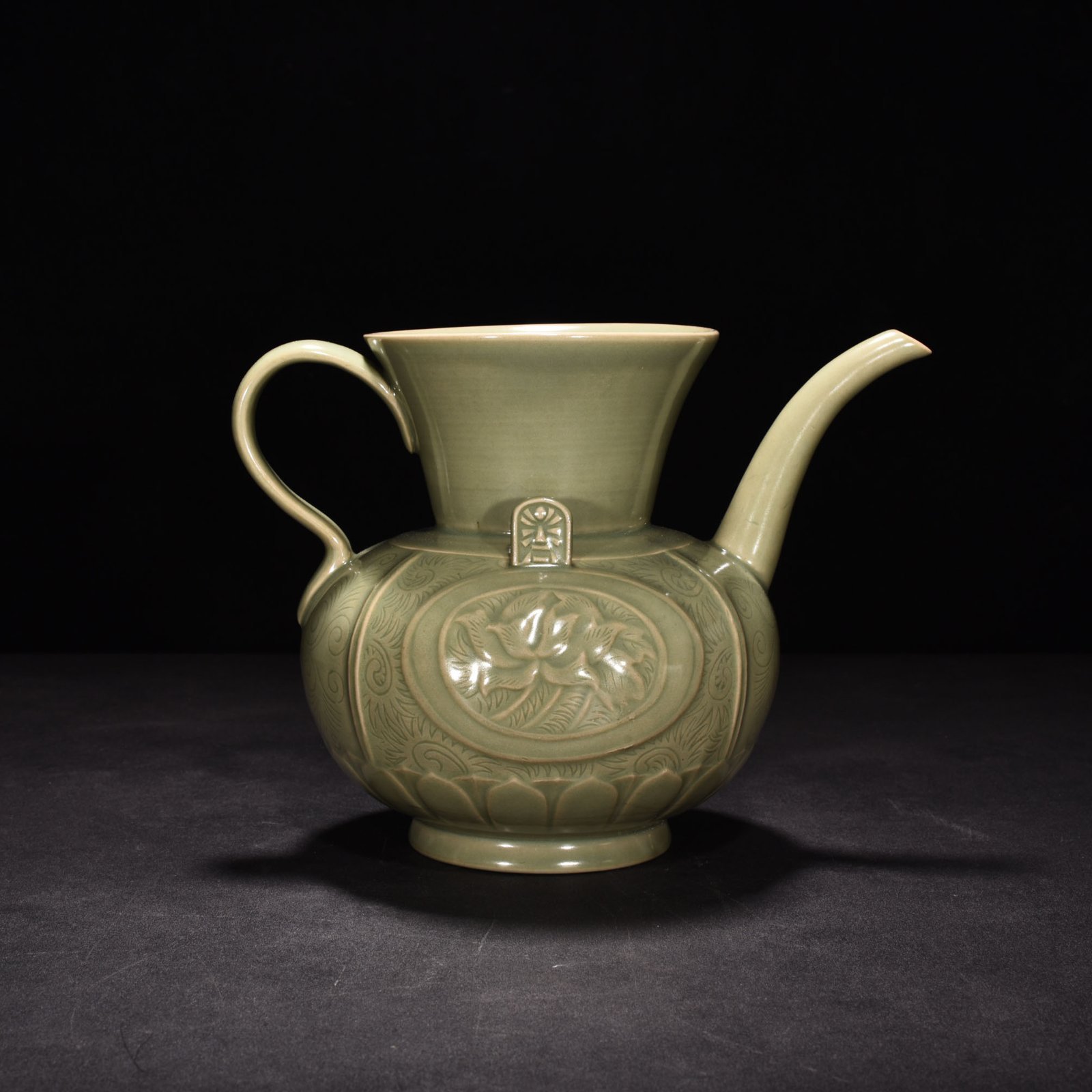 Five Dynasties secret color Yue kiln flower pattern ewer