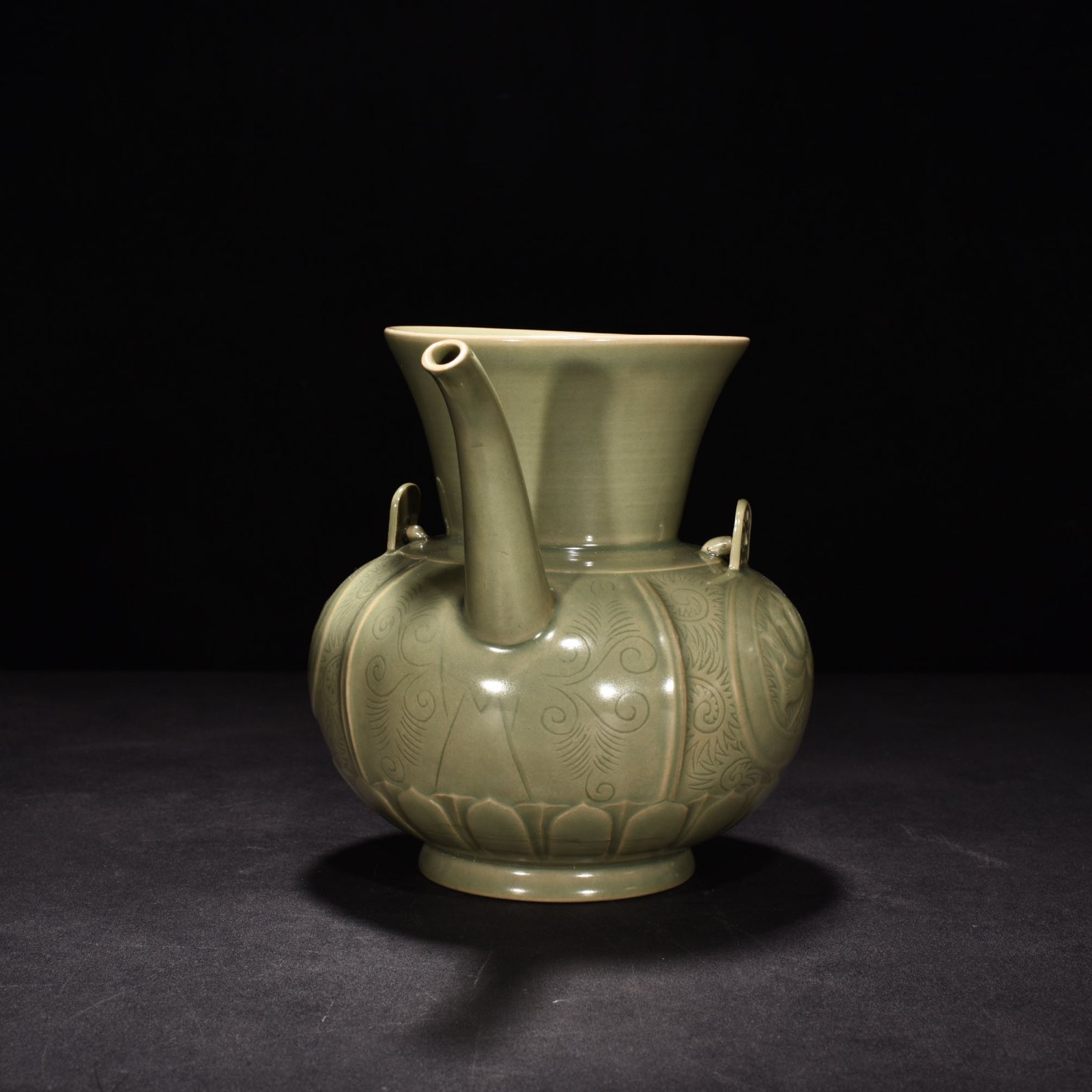 Five Dynasties secret color Yue kiln flower pattern ewer