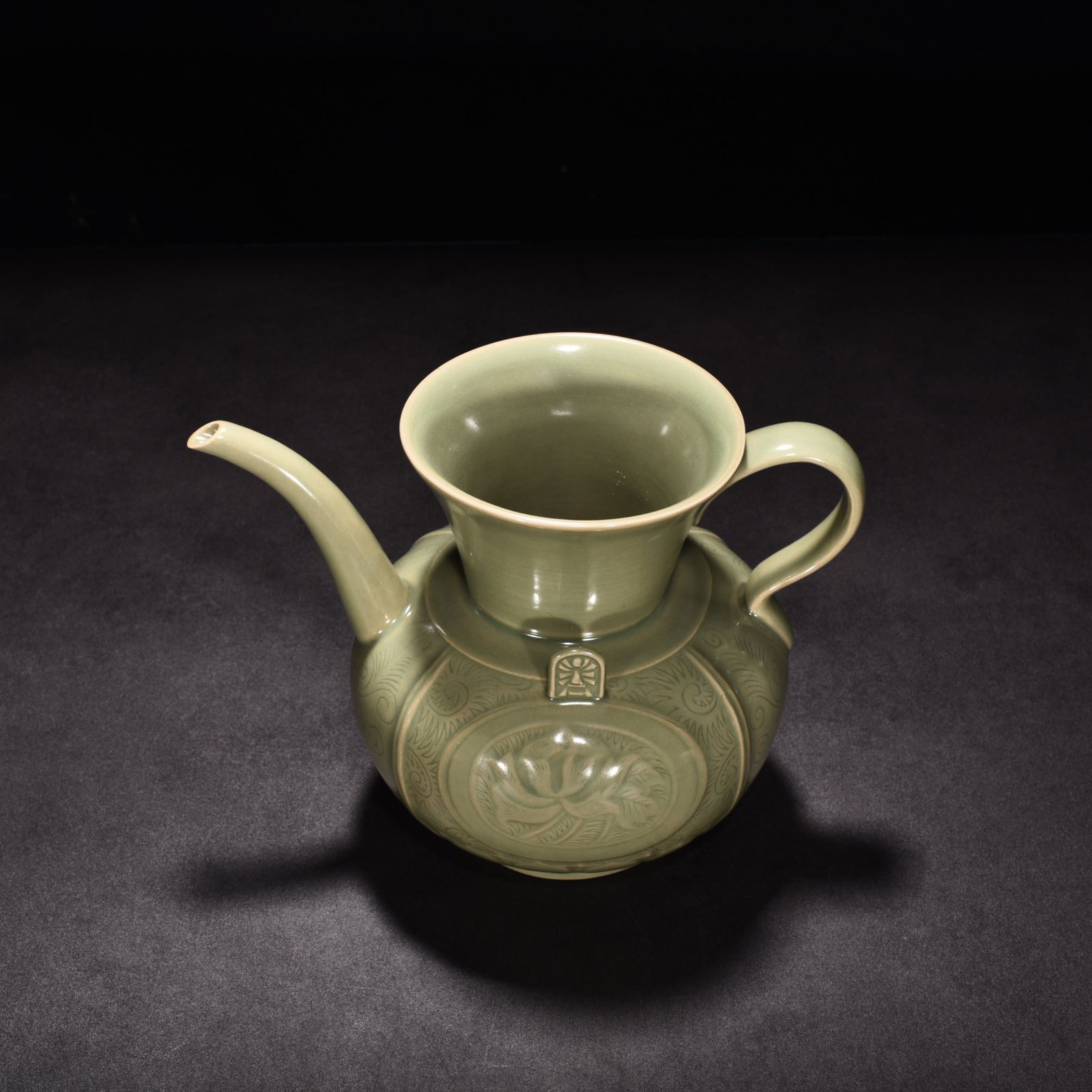 Five Dynasties secret color Yue kiln flower pattern ewer