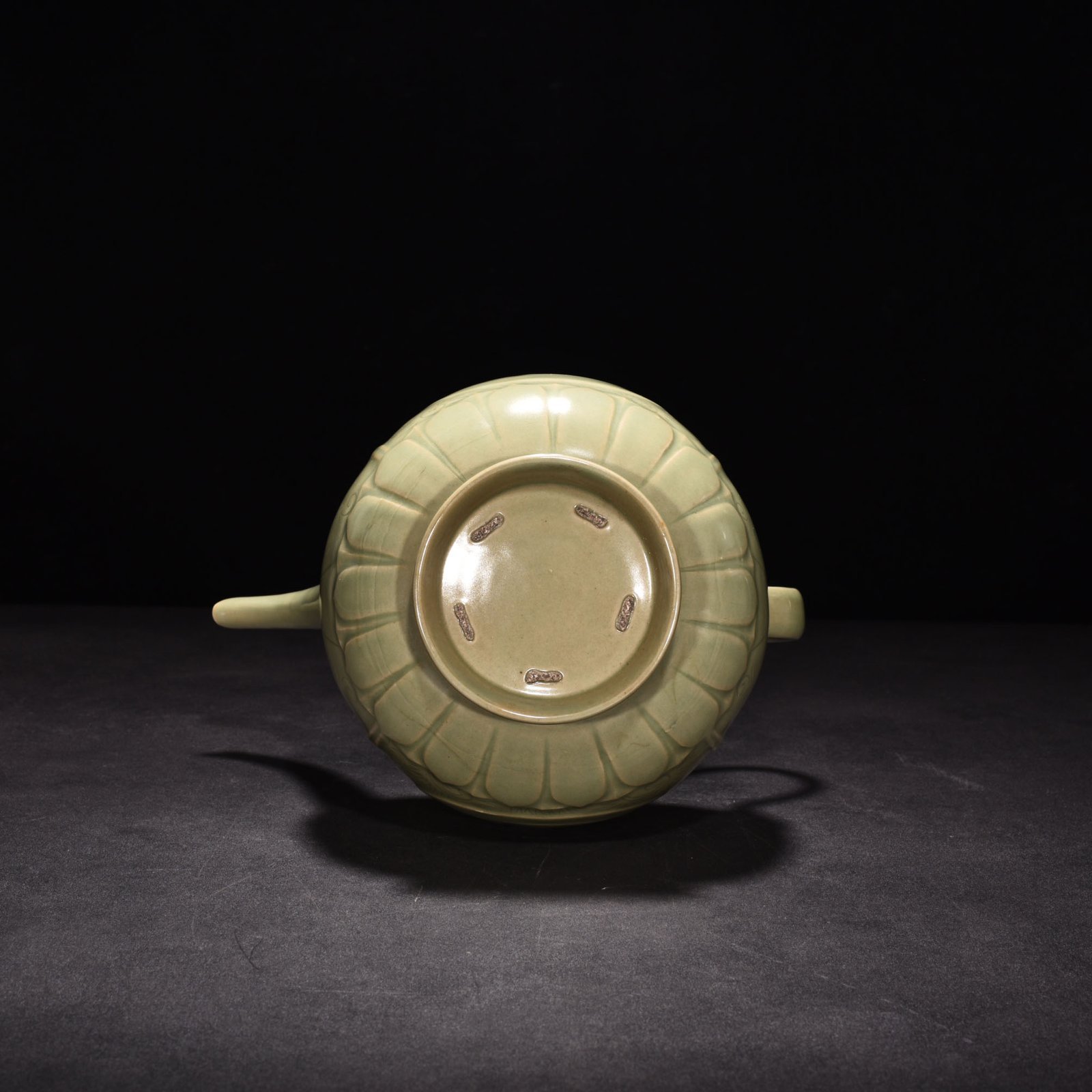 Five Dynasties secret color Yue kiln flower pattern ewer